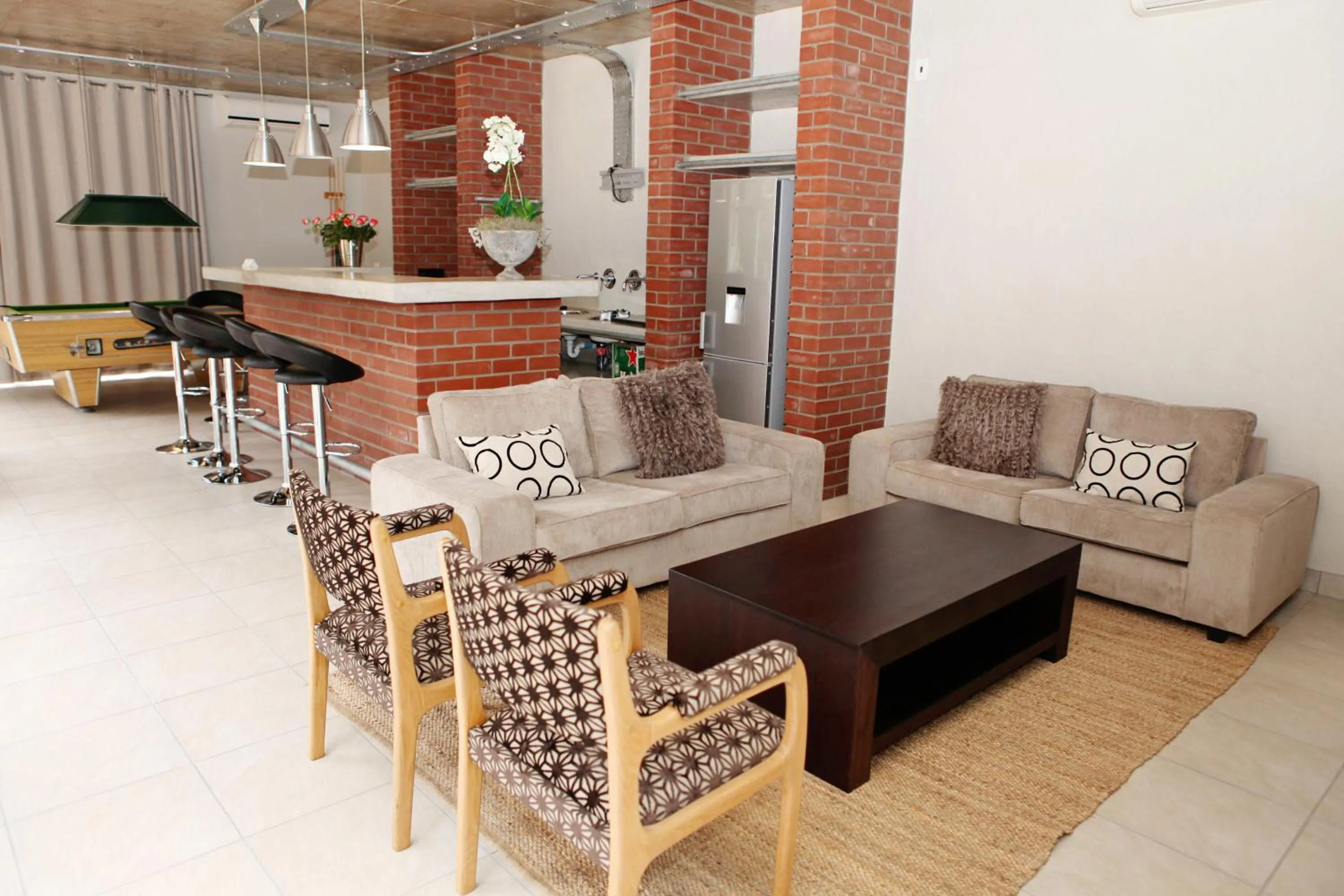 Communal lounge/ TV room in Elegant Lodge & Conference Center