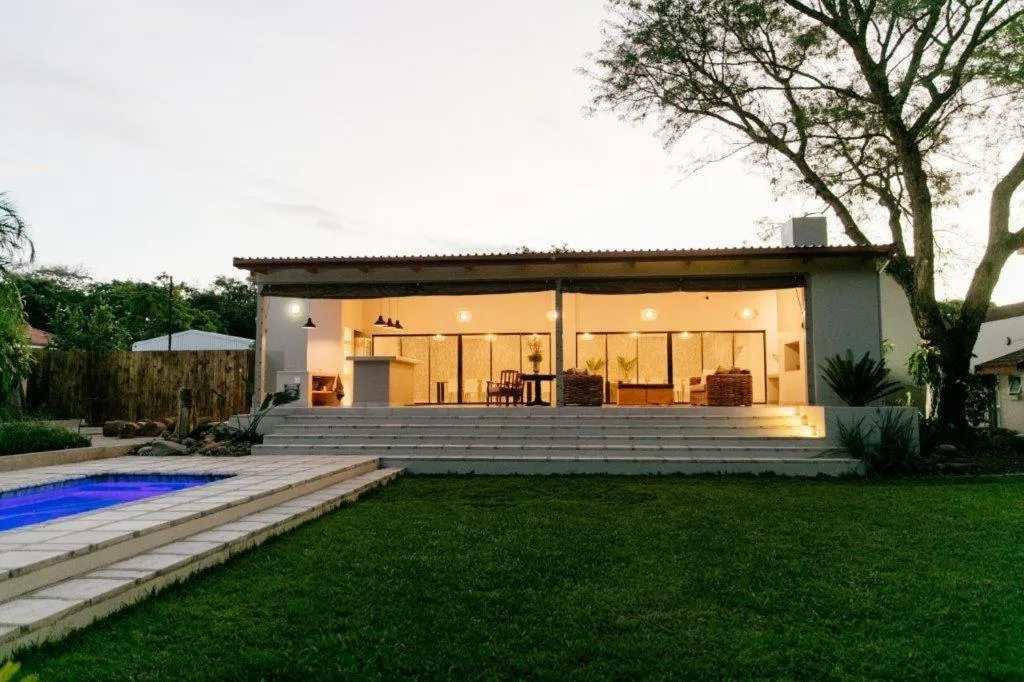 Swimming pool in Elegant Lodge & Conference Center