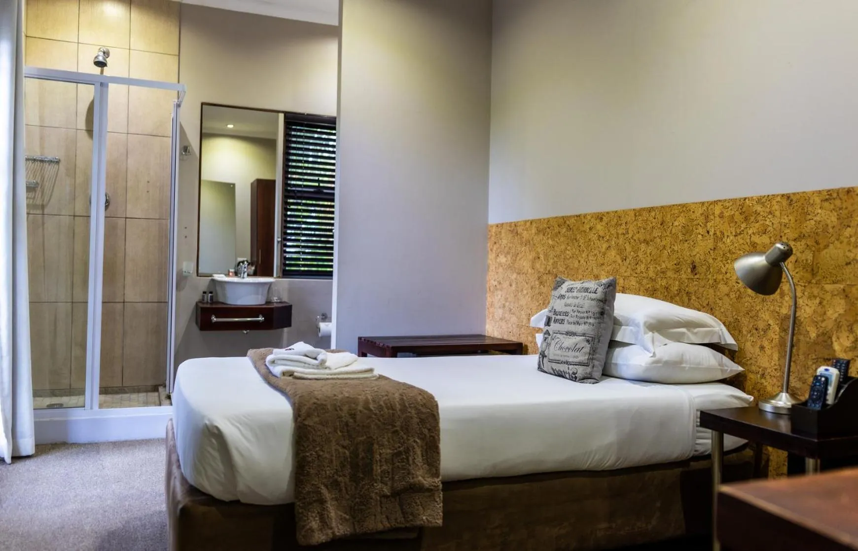 Photo of the whole room, Bed in Elegant Lodge & Conference Center