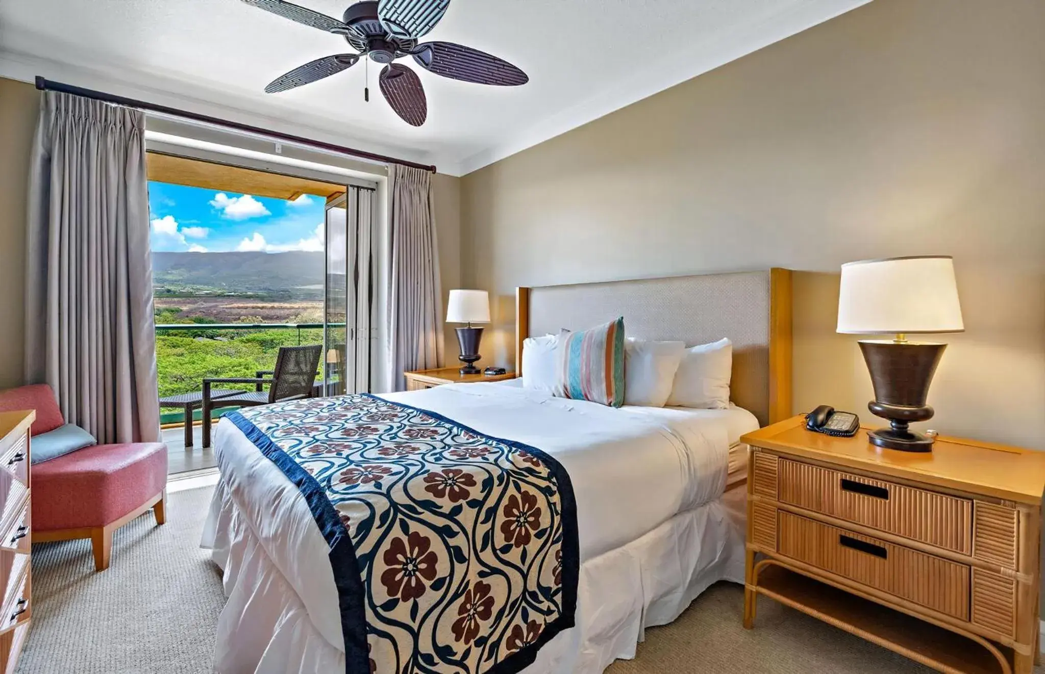 Property building, Bed in Honua Kai Resort And Spa By Maui Resort Rentals Property building, Bed in Honua Kai Resort And Spa By Maui Resort Rentals