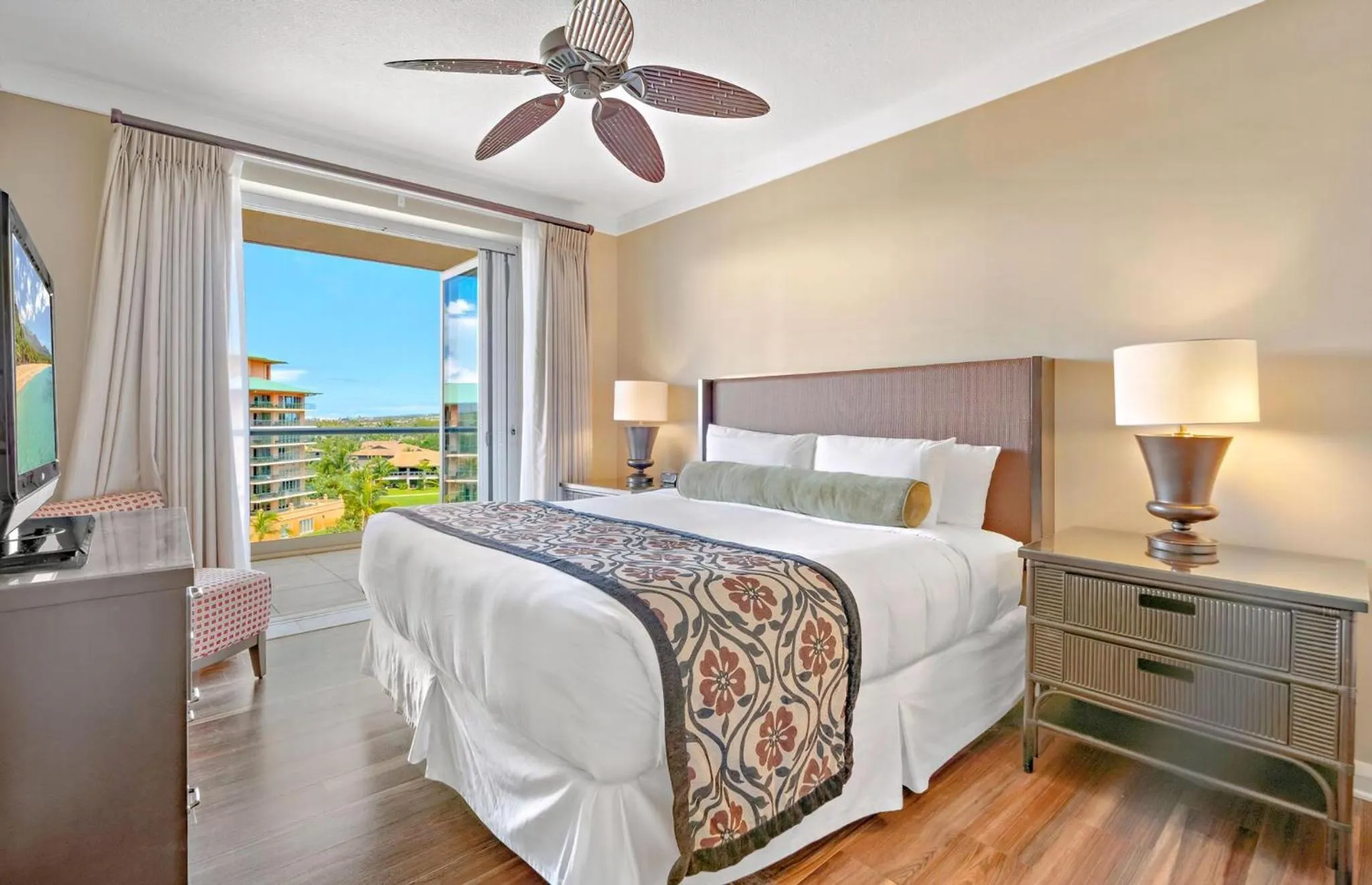 Property building, Bed in Honua Kai Resort And Spa By Maui Resort Rentals