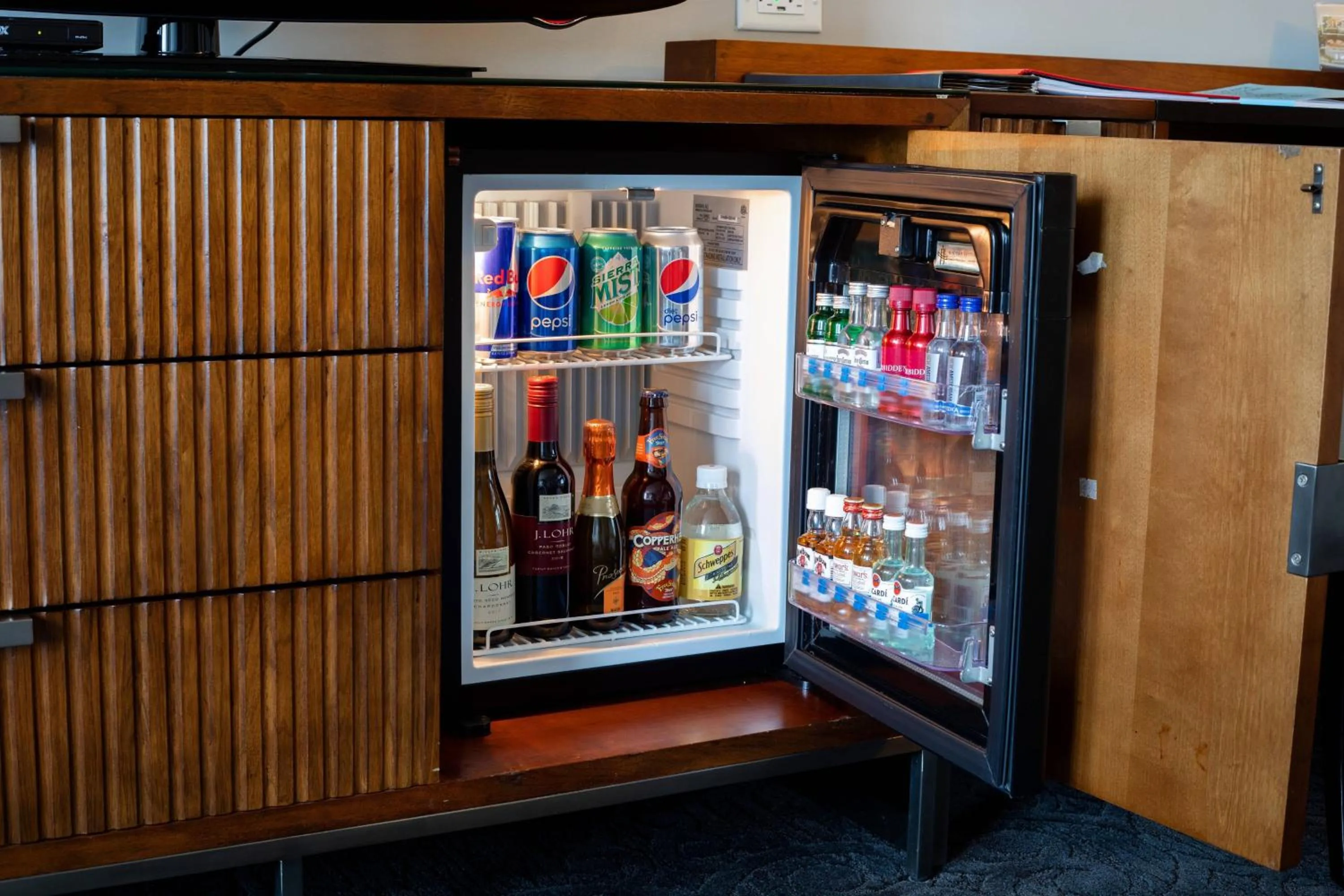 Lounge or bar in Ambassador Hotel Wichita, Autograph Collection
