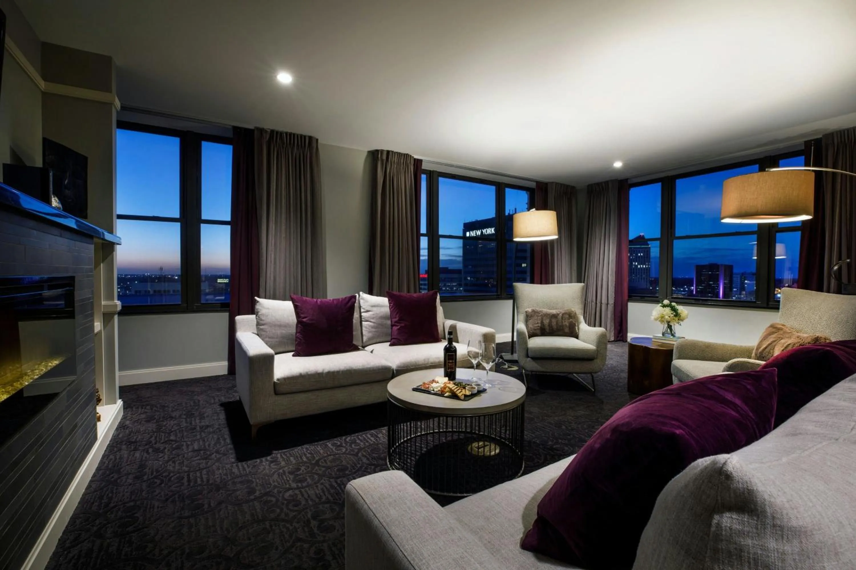 Living room in Ambassador Hotel Wichita, Autograph Collection