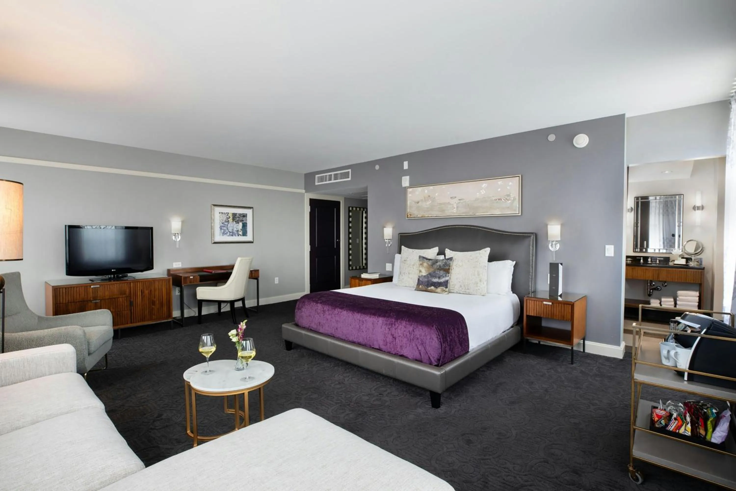 Photo of the whole room, Bed in Ambassador Hotel Wichita, Autograph Collection