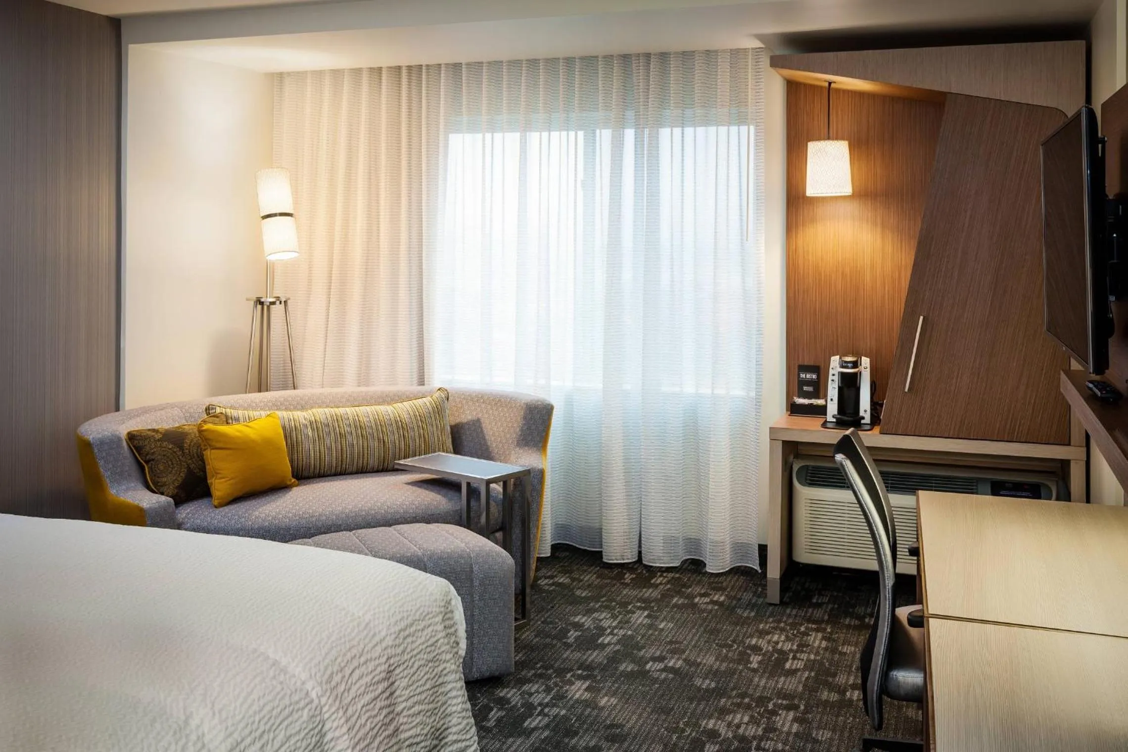 Seating area, Bed in Courtyard by Marriott Walla Walla