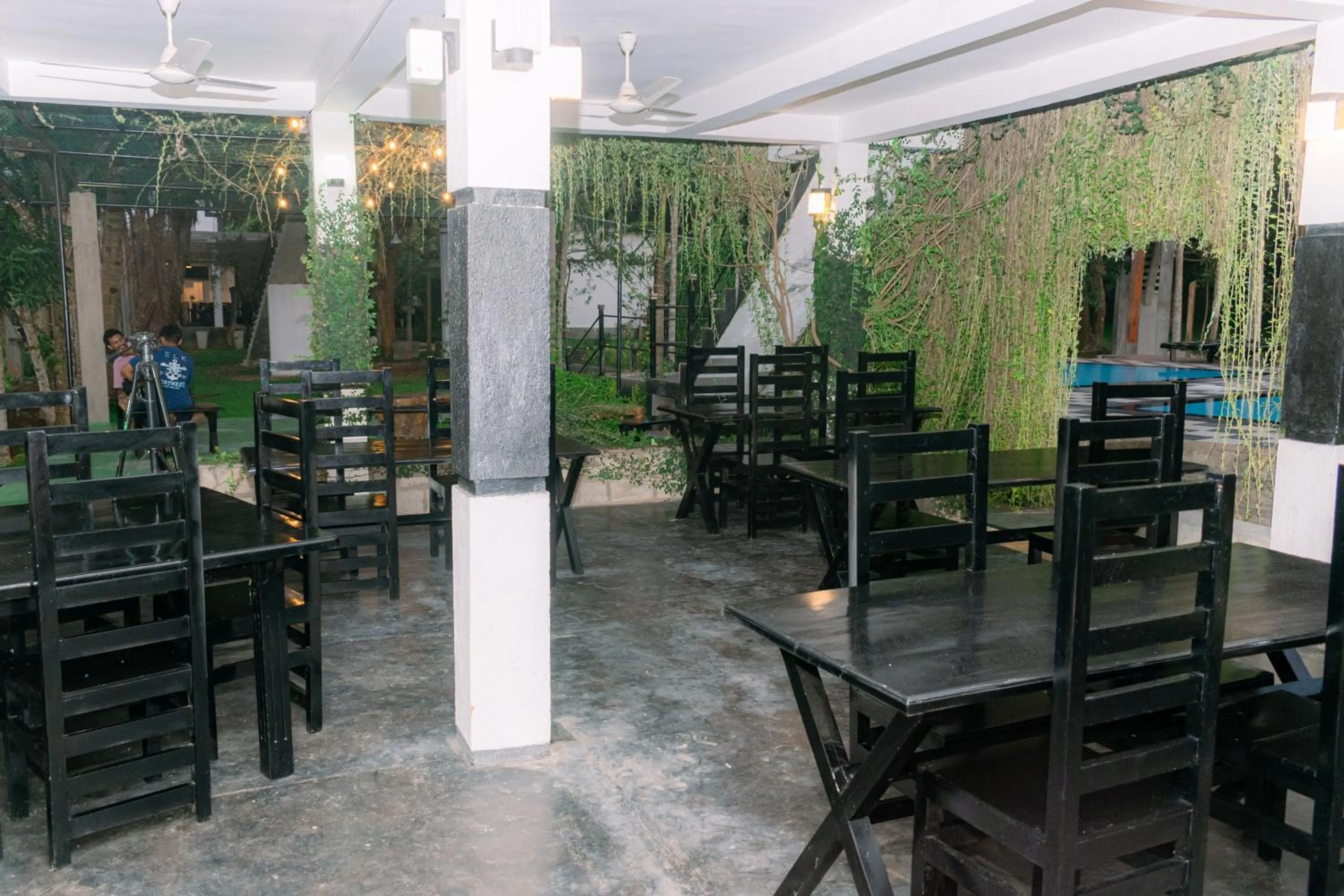 Restaurant/places to eat in Eco Hotel Black & White - Anuradhapura