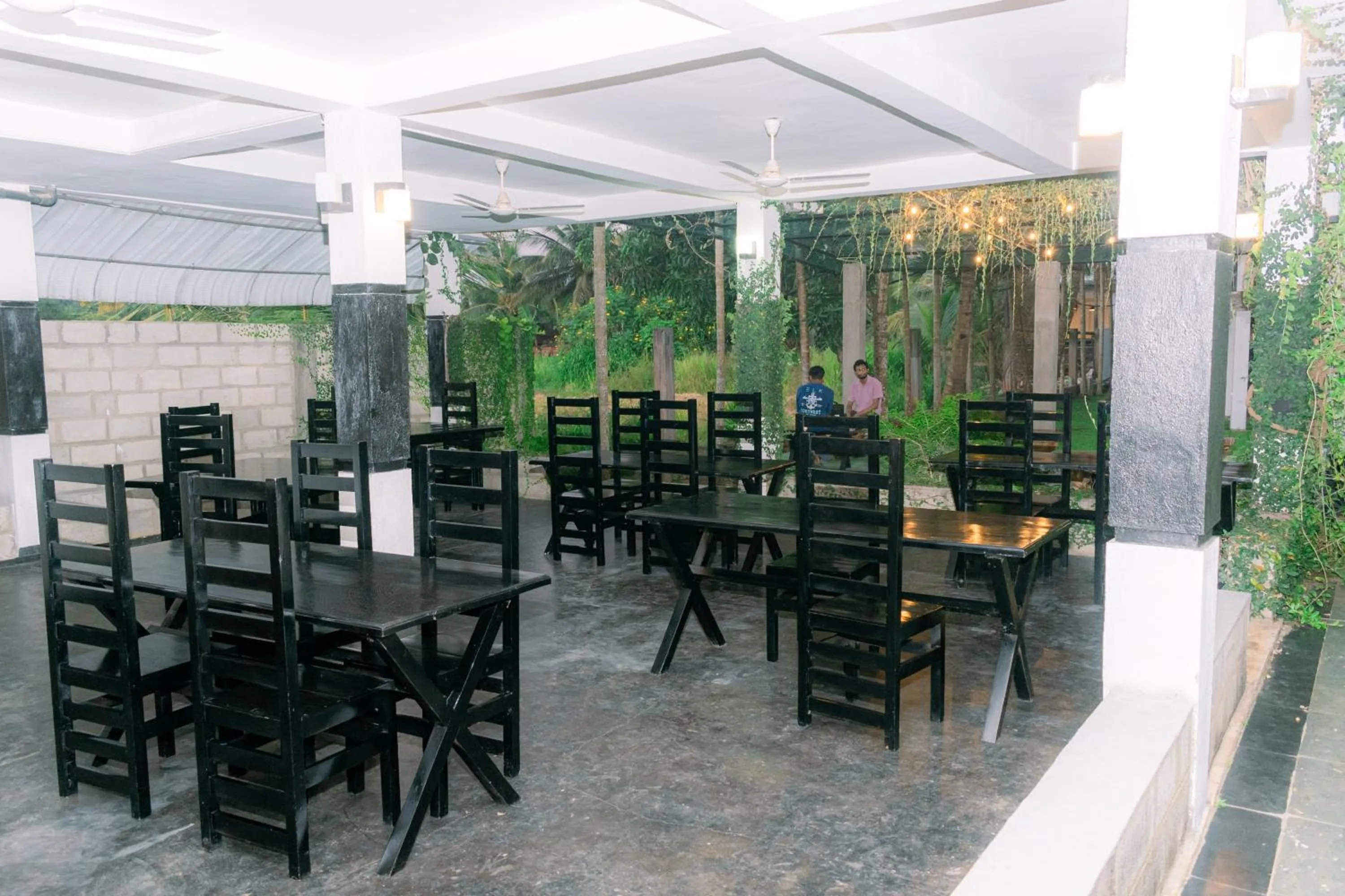 Restaurant/places to eat in Eco Hotel Black & White - Anuradhapura