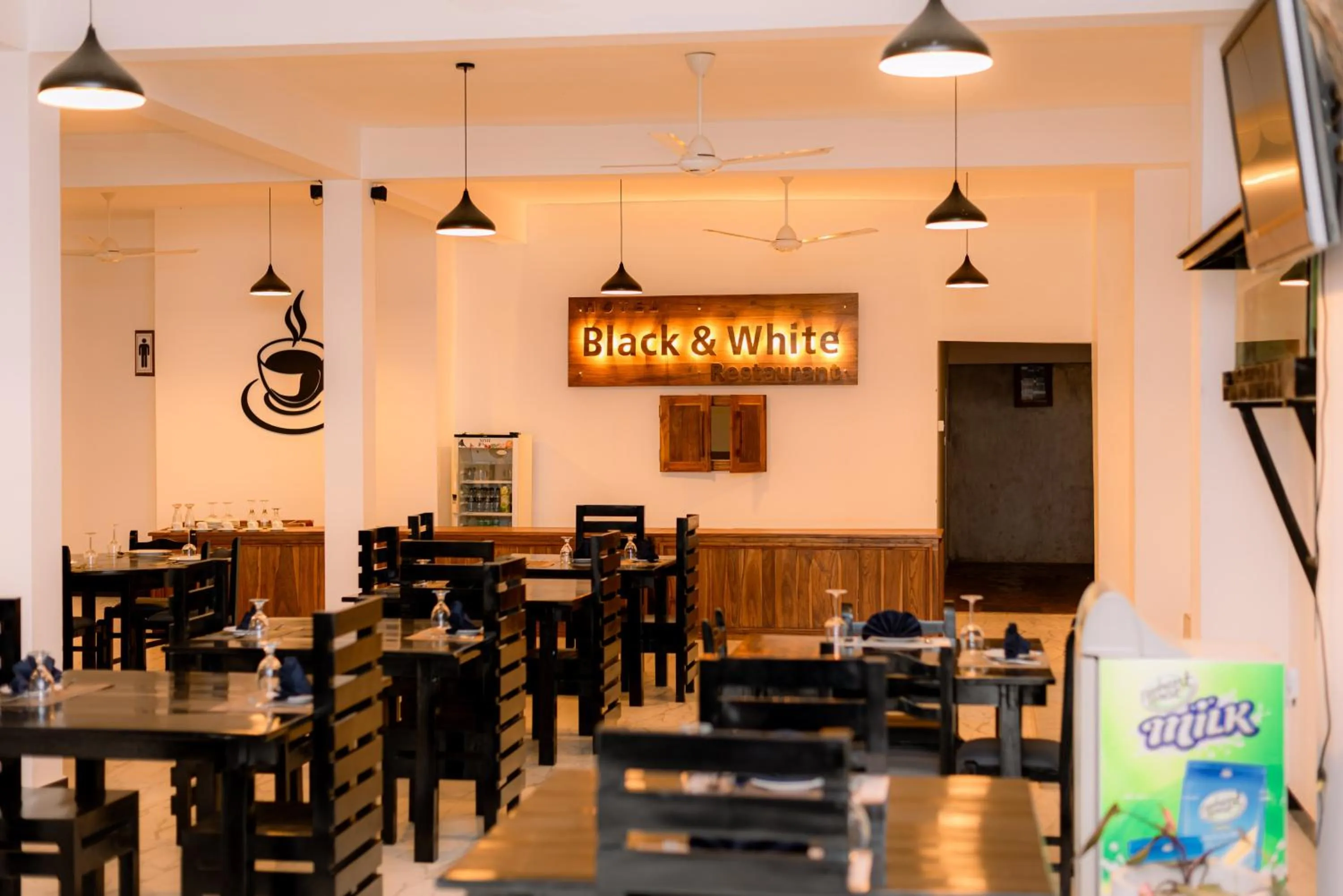 Restaurant/places to eat in Eco Hotel Black & White - Anuradhapura