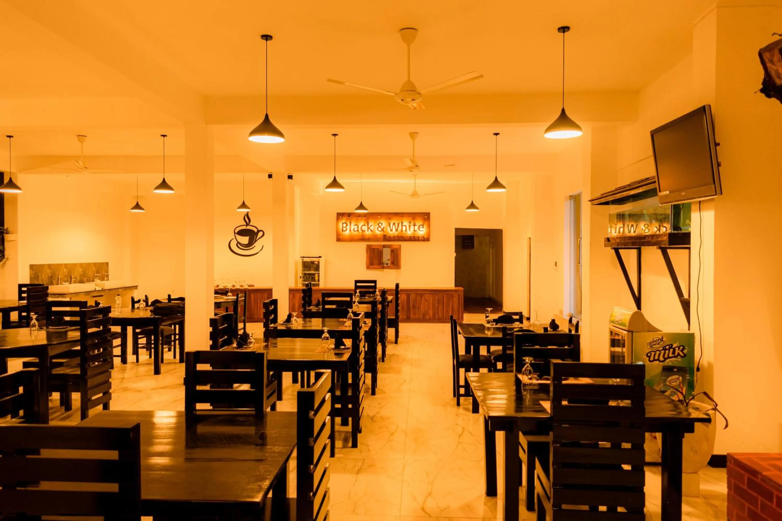 Restaurant/places to eat in Eco Hotel Black & White - Anuradhapura