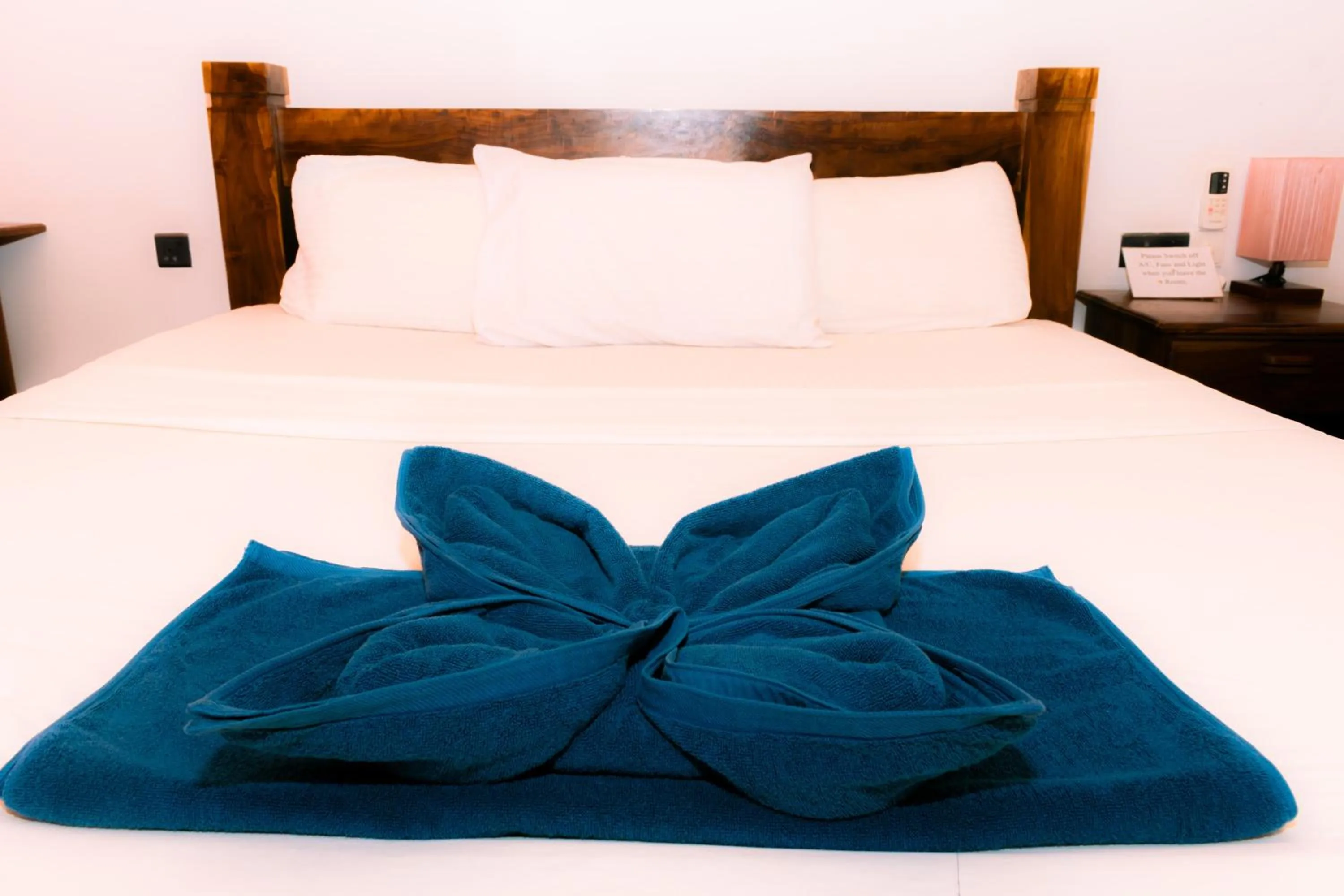 Bed in Eco Hotel Black & White - Anuradhapura