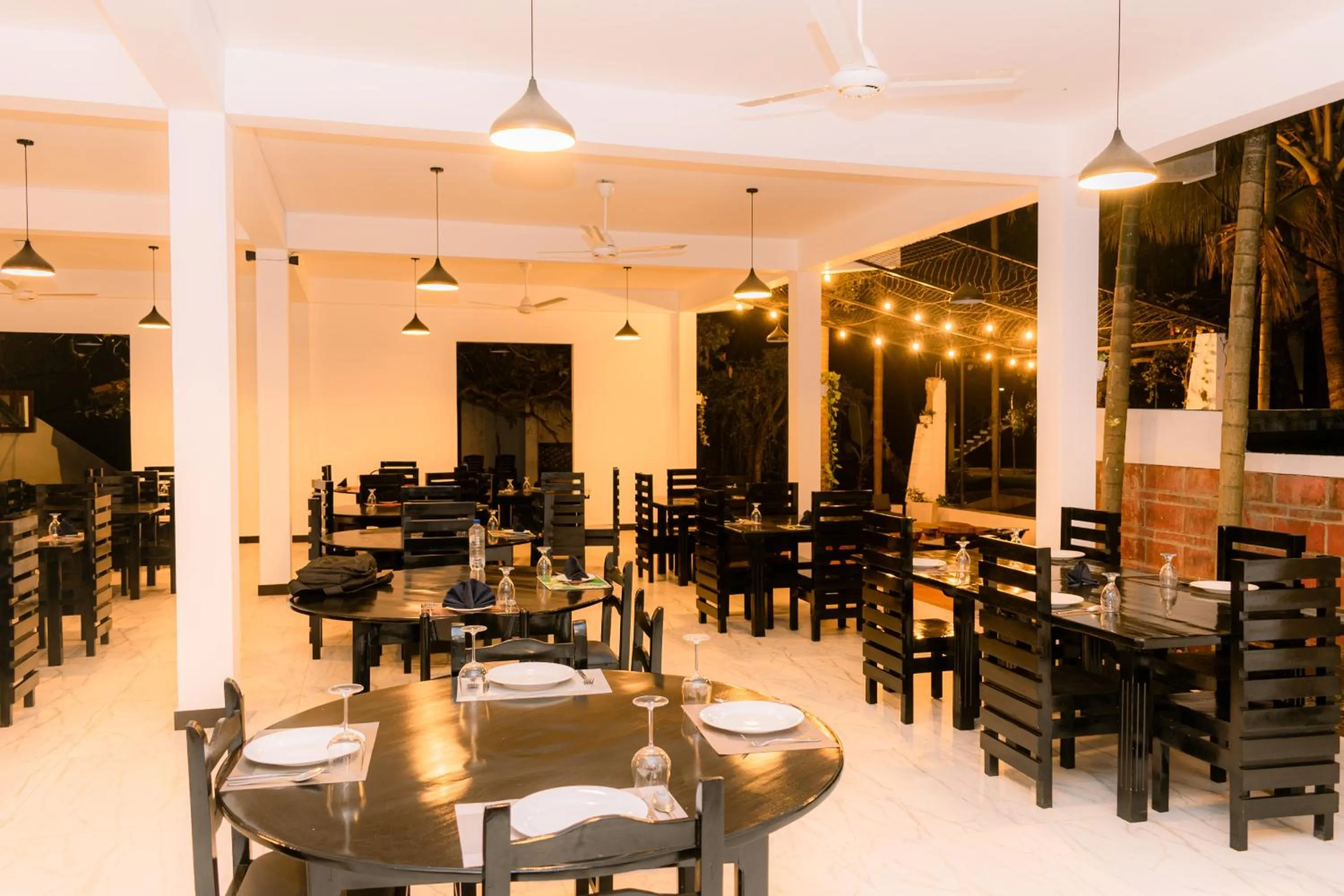 Restaurant/places to eat in Eco Hotel Black & White - Anuradhapura