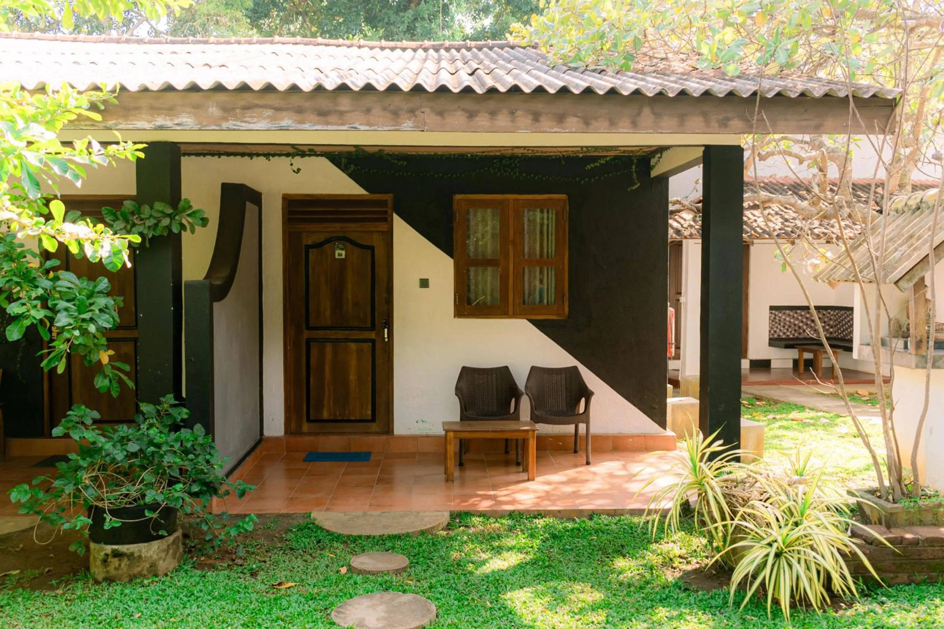 Eco Hotel Black & White - Anuradhapura