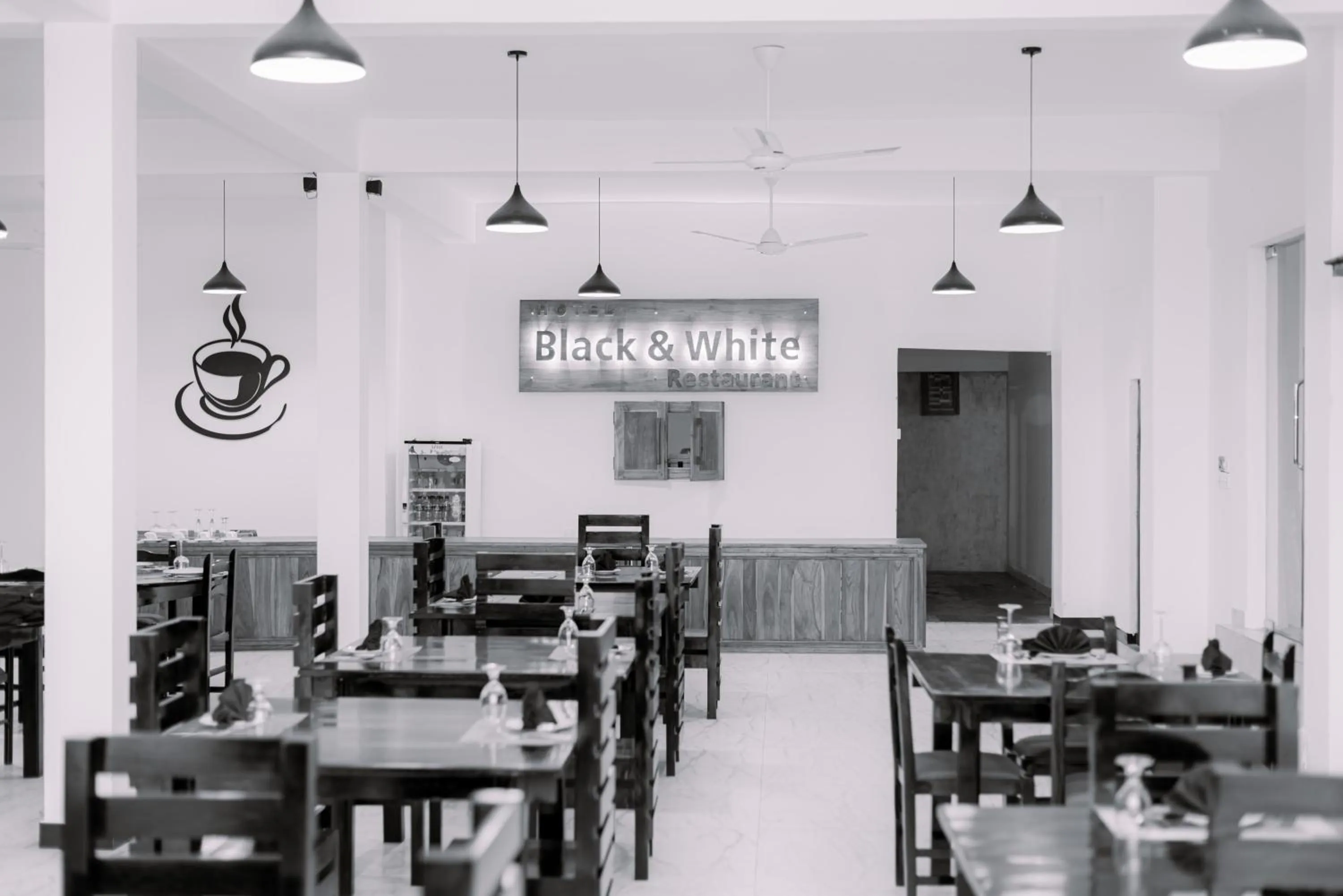 Restaurant/places to eat in Eco Hotel Black & White - Anuradhapura