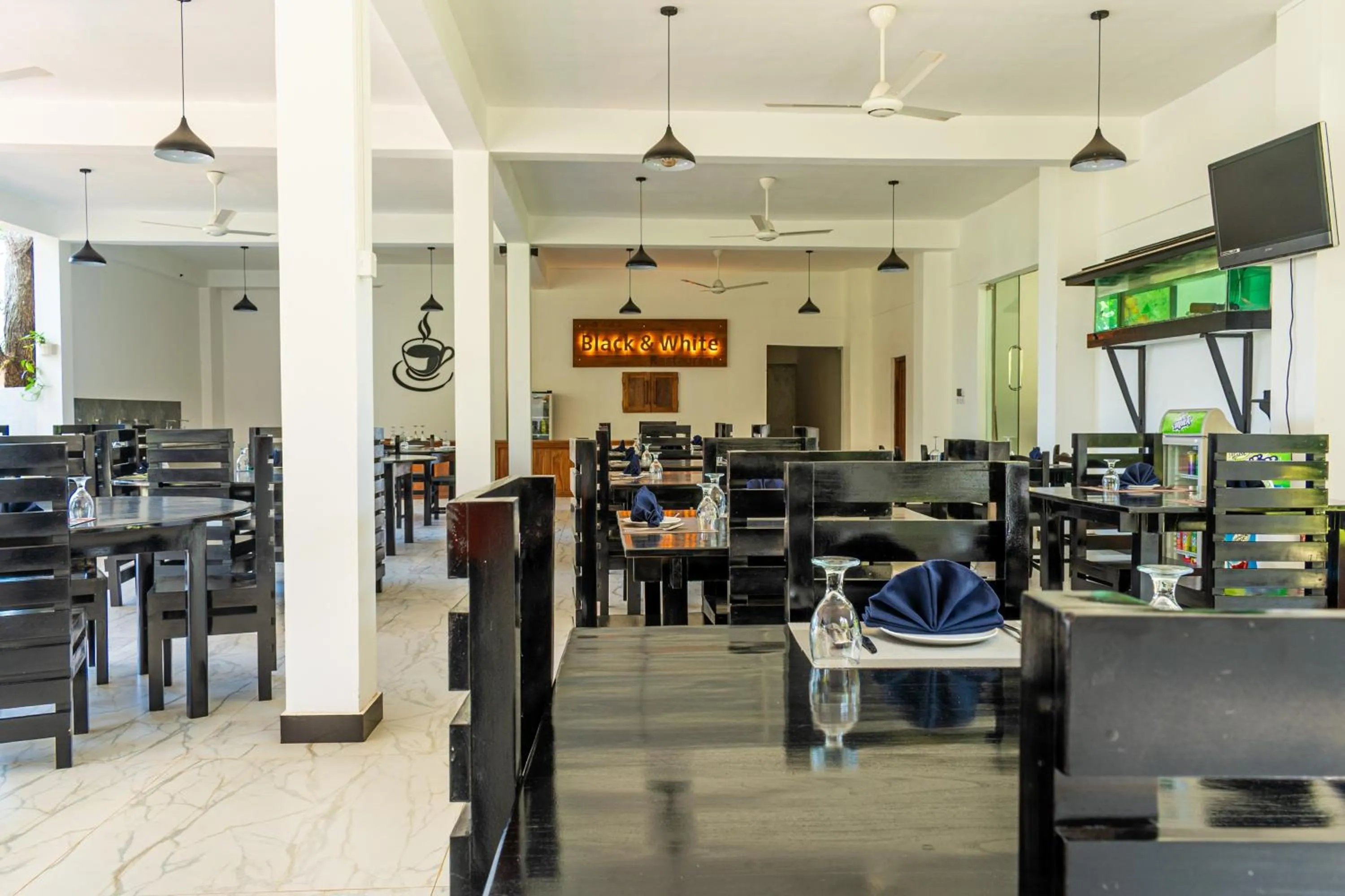 Restaurant/places to eat in Eco Hotel Black & White - Anuradhapura