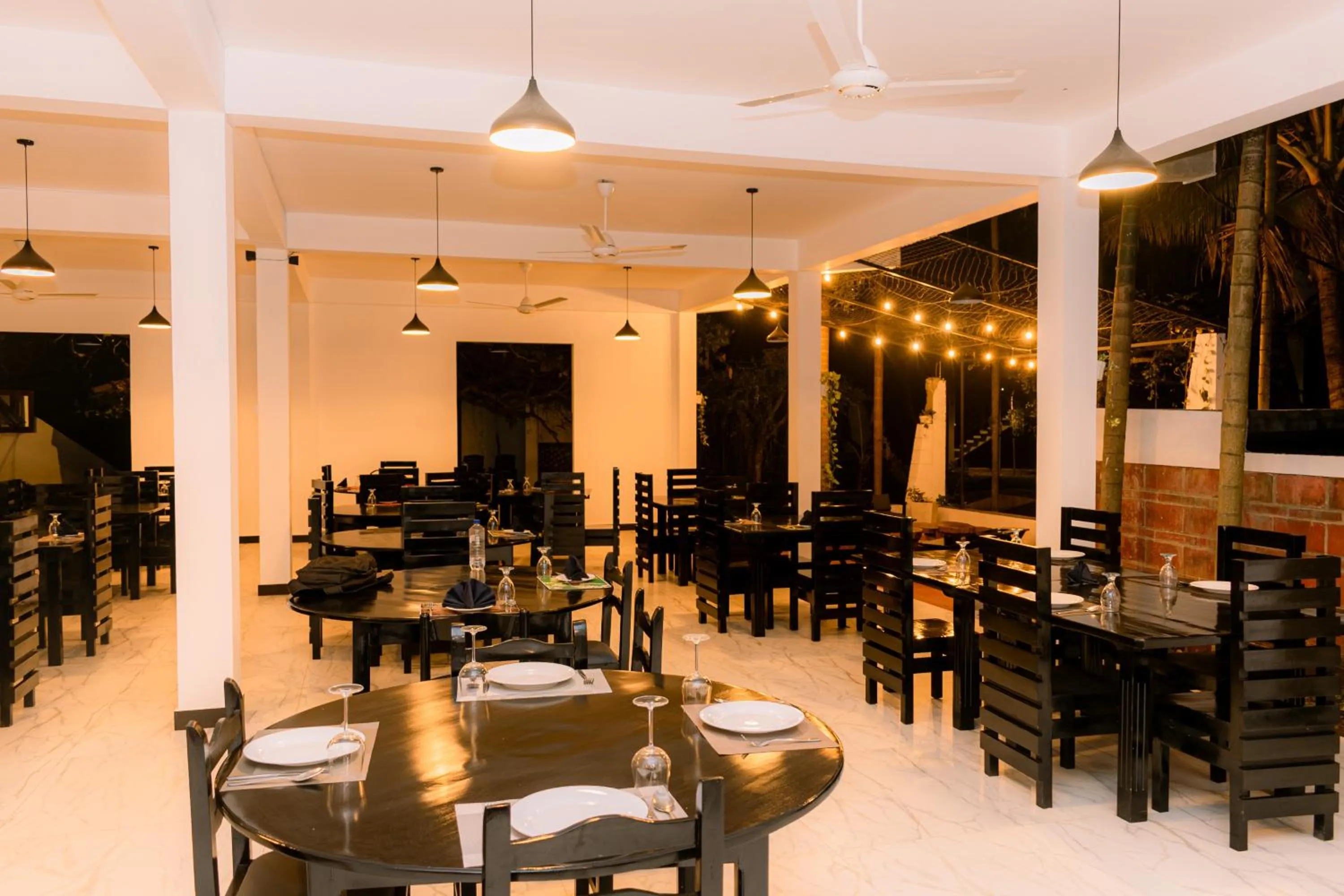 Living room in Eco Hotel Black & White - Anuradhapura