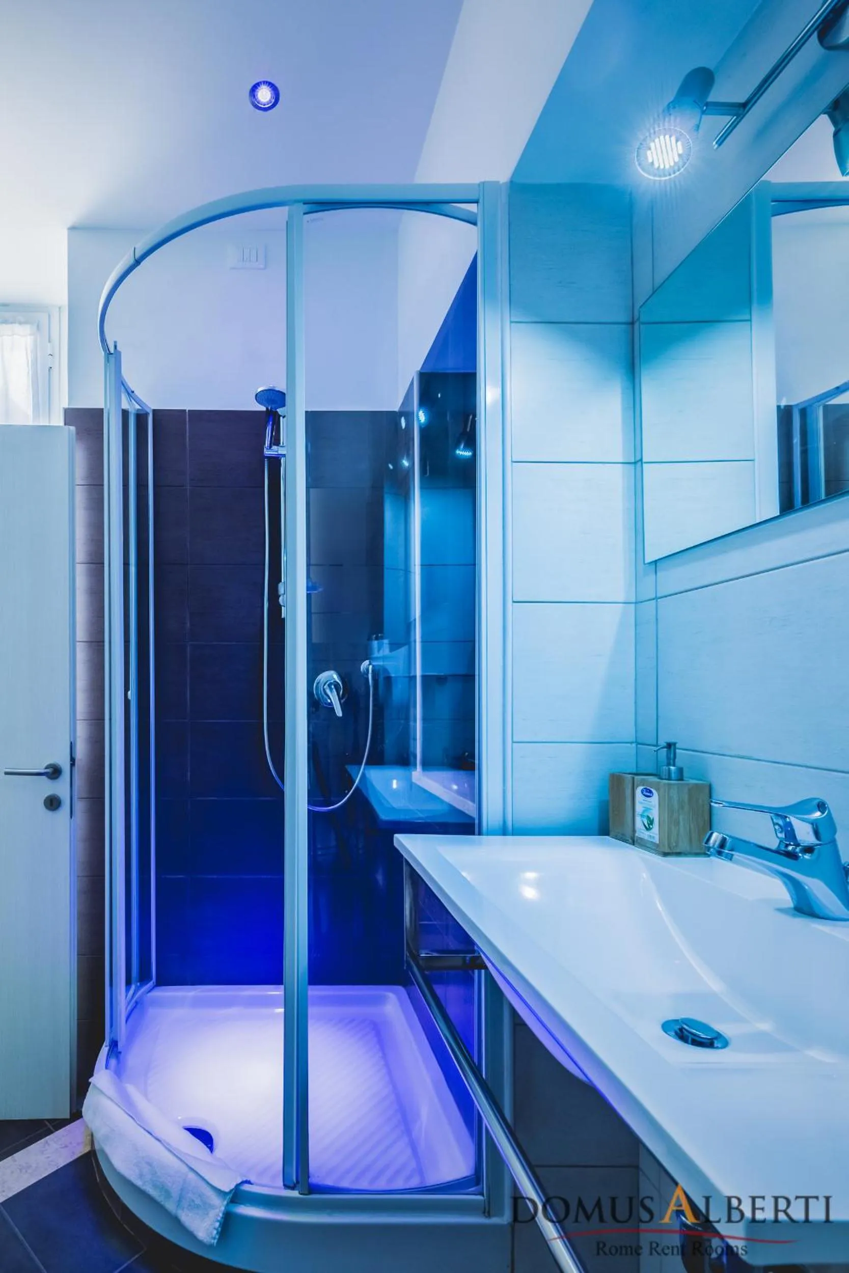 Shower in Domus Alberti Bed & Breakfast