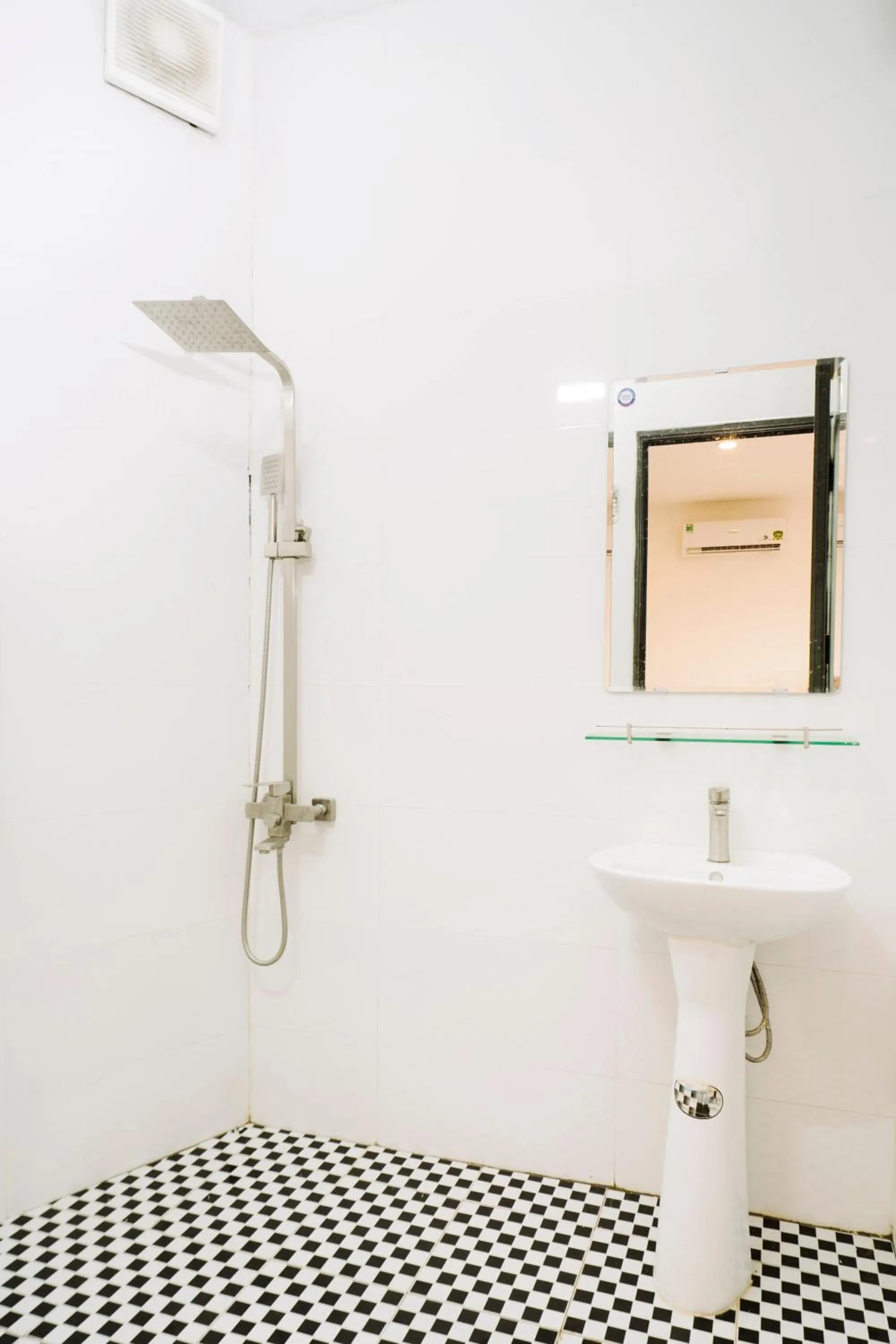 Shower in Wafami Hostel Ninh Binh