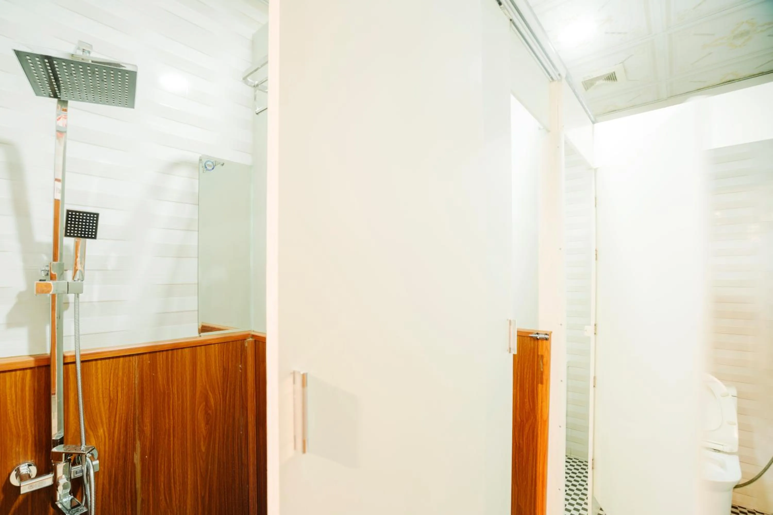 Shower in Wafami Hostel Ninh Binh