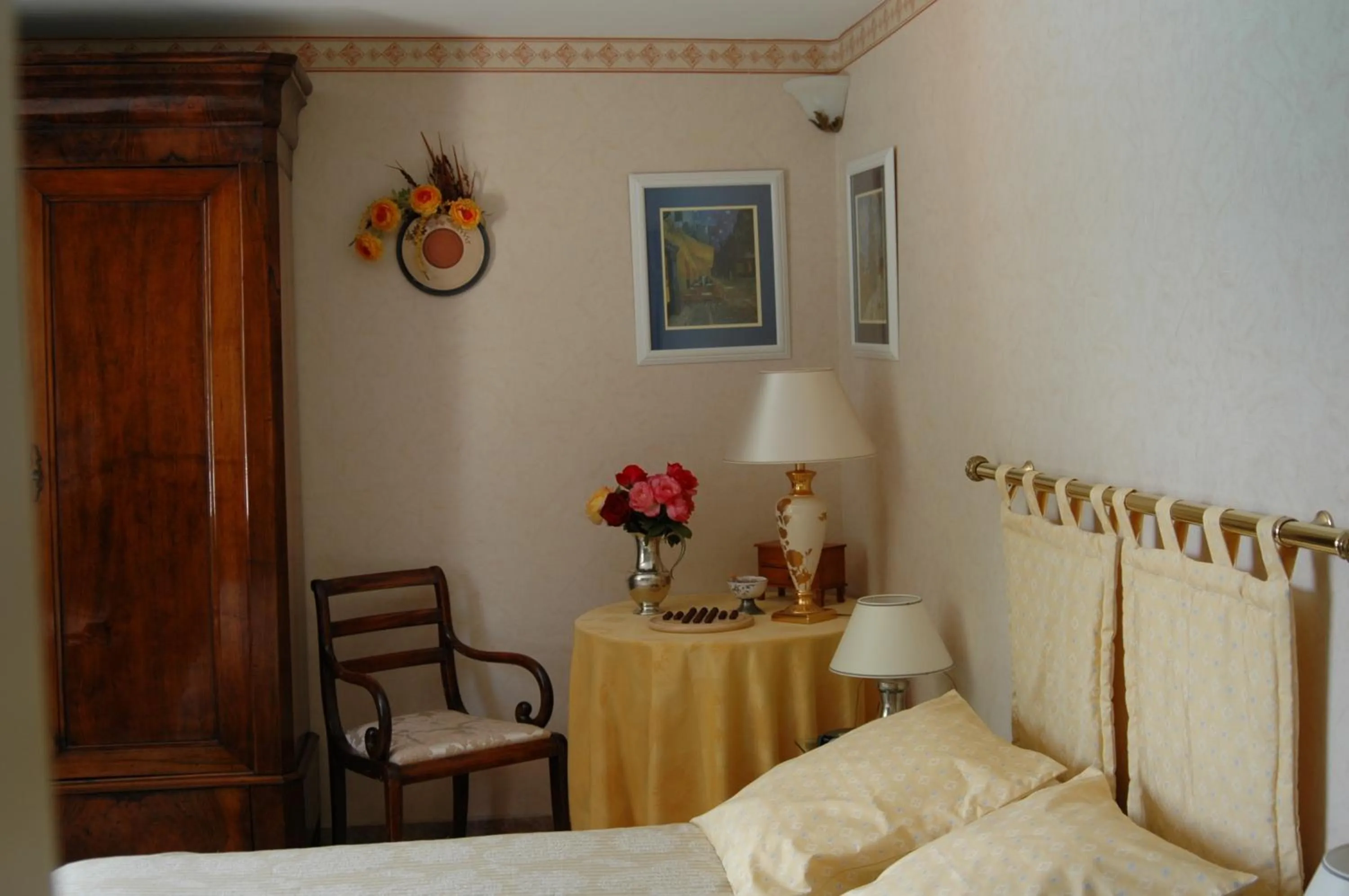 Bed in Le Jardin de Roses DOMINIQUE LOREAU