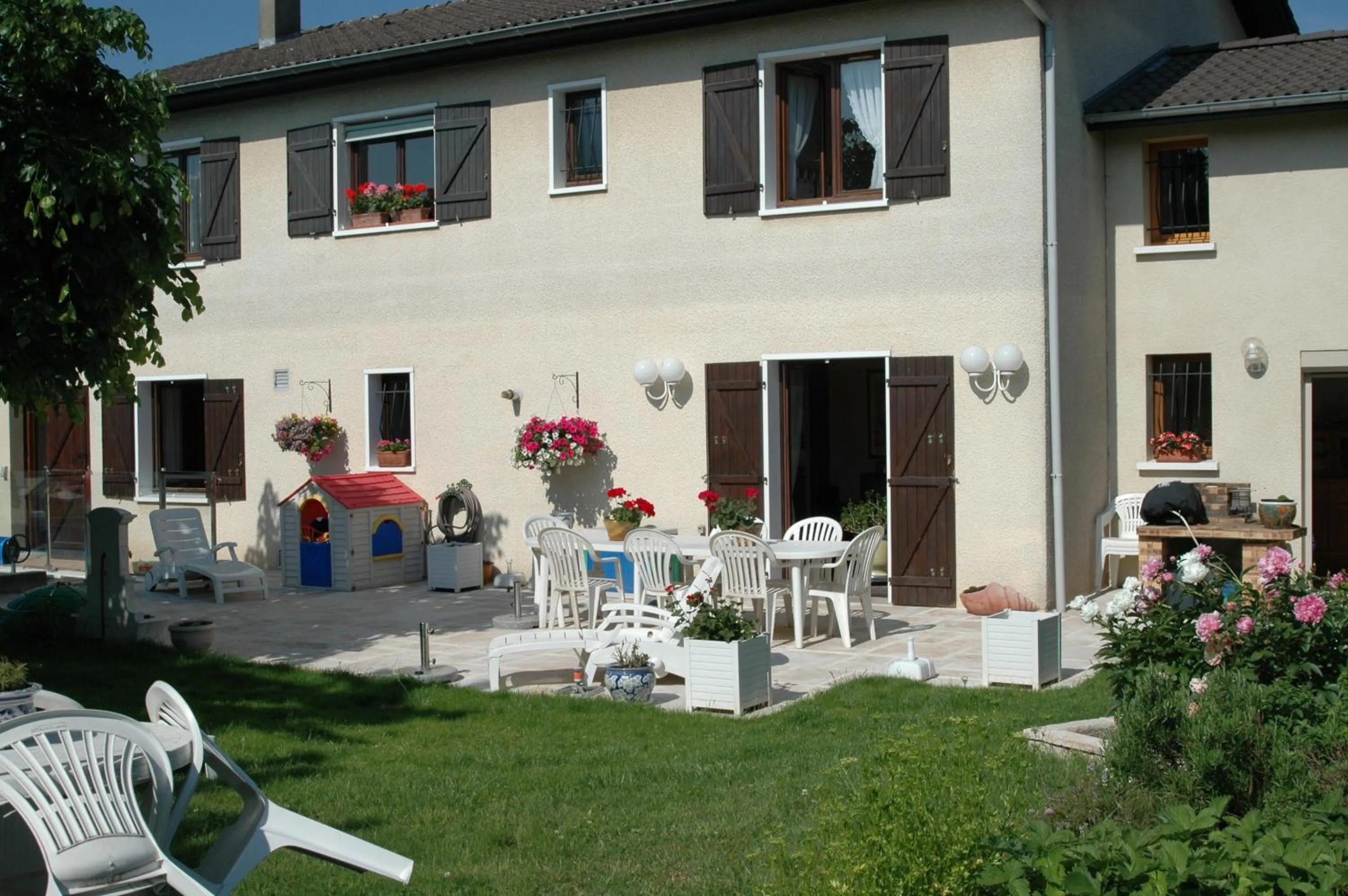 Garden view in Le Jardin de Roses DOMINIQUE LOREAU