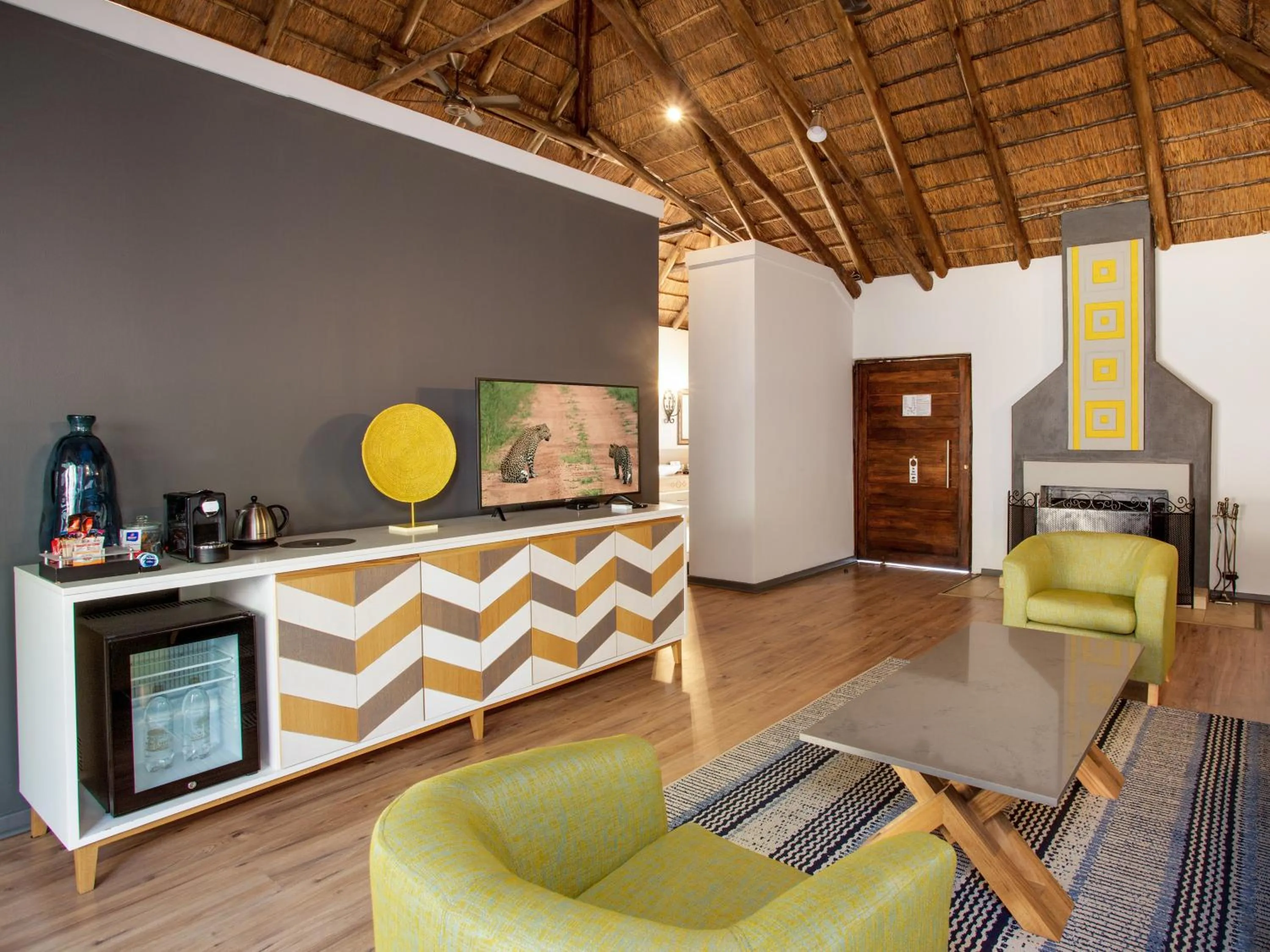 Living room in Ivory Tree Game Lodge