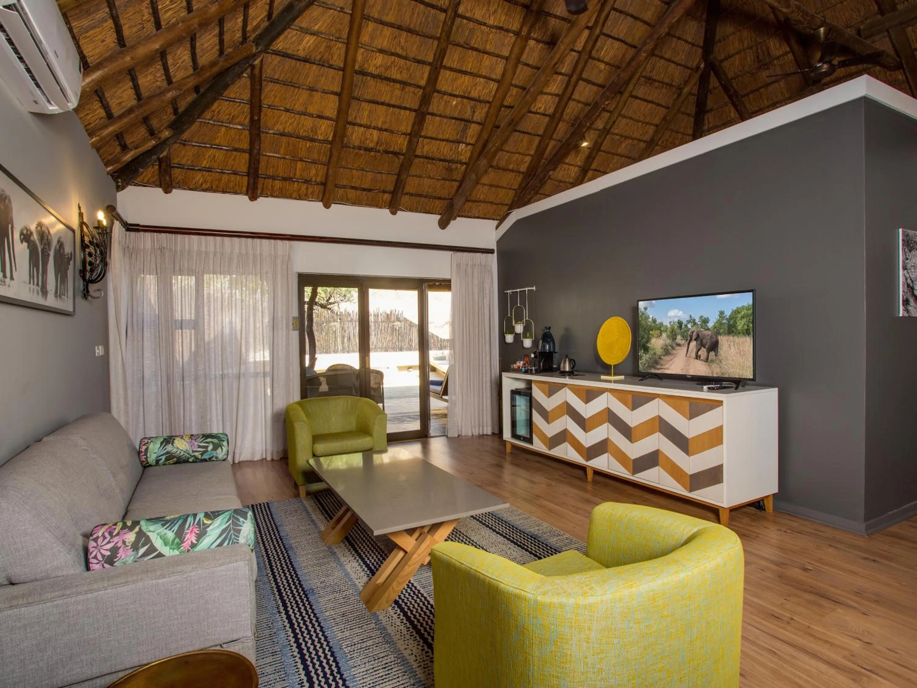 Living room in Ivory Tree Game Lodge