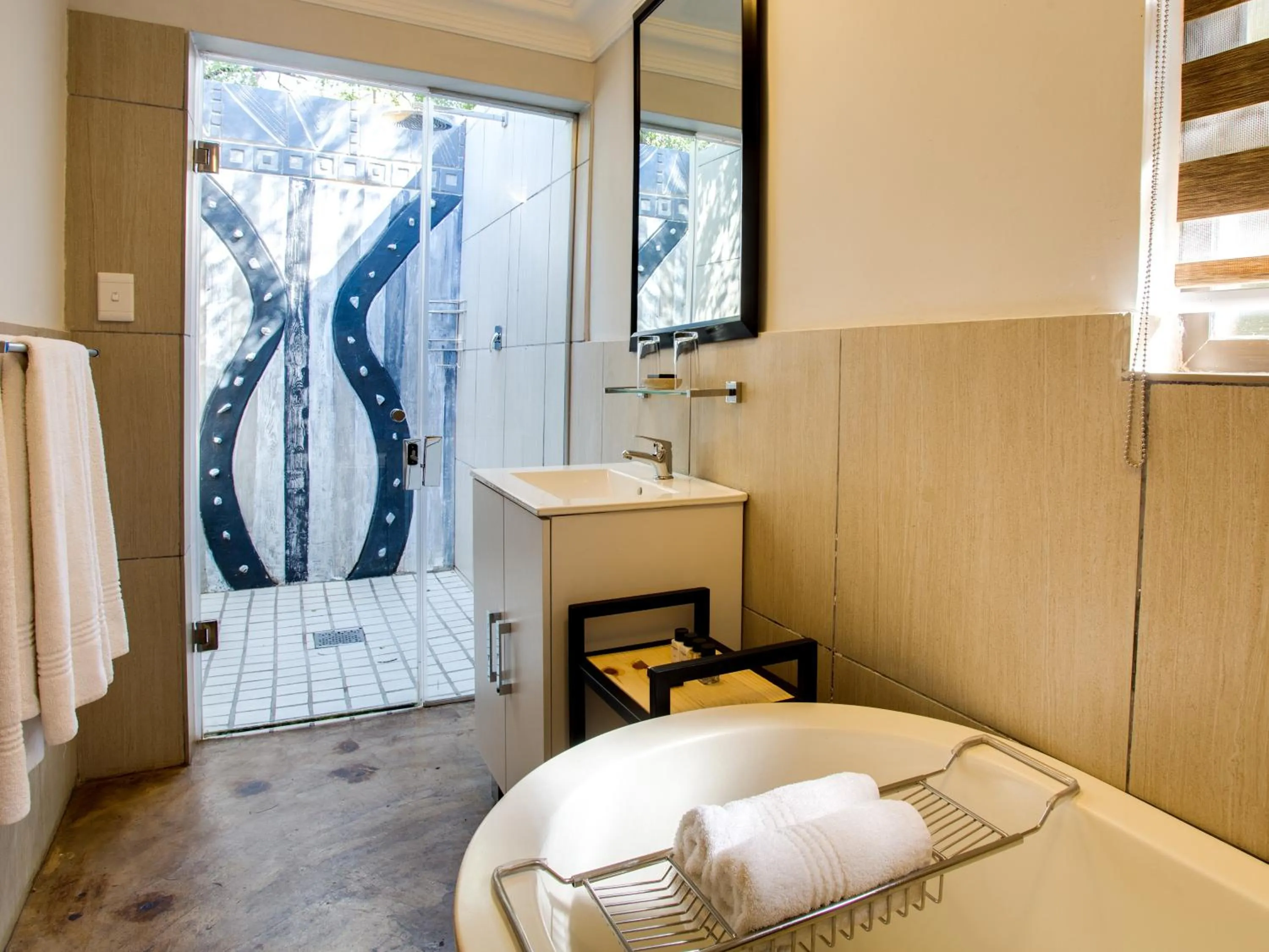 Shower, Bed in Ivory Tree Game Lodge