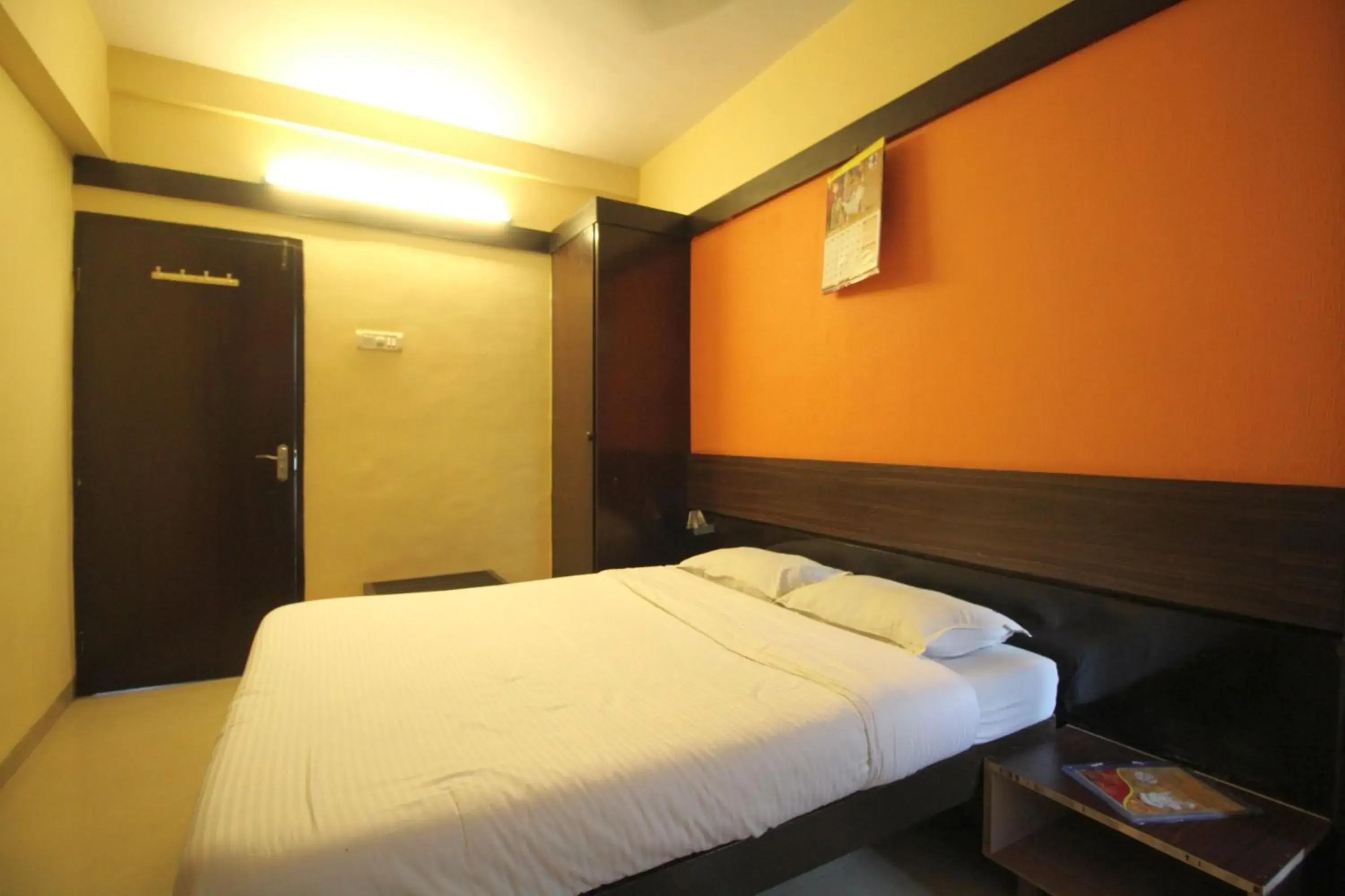 Deluxe Double Room - single occupancy in HOTEL GOLDEN PALACE PVT LTD Deluxe Double Room - single occupancy in HOTEL GOLDEN PALACE PVT LTD