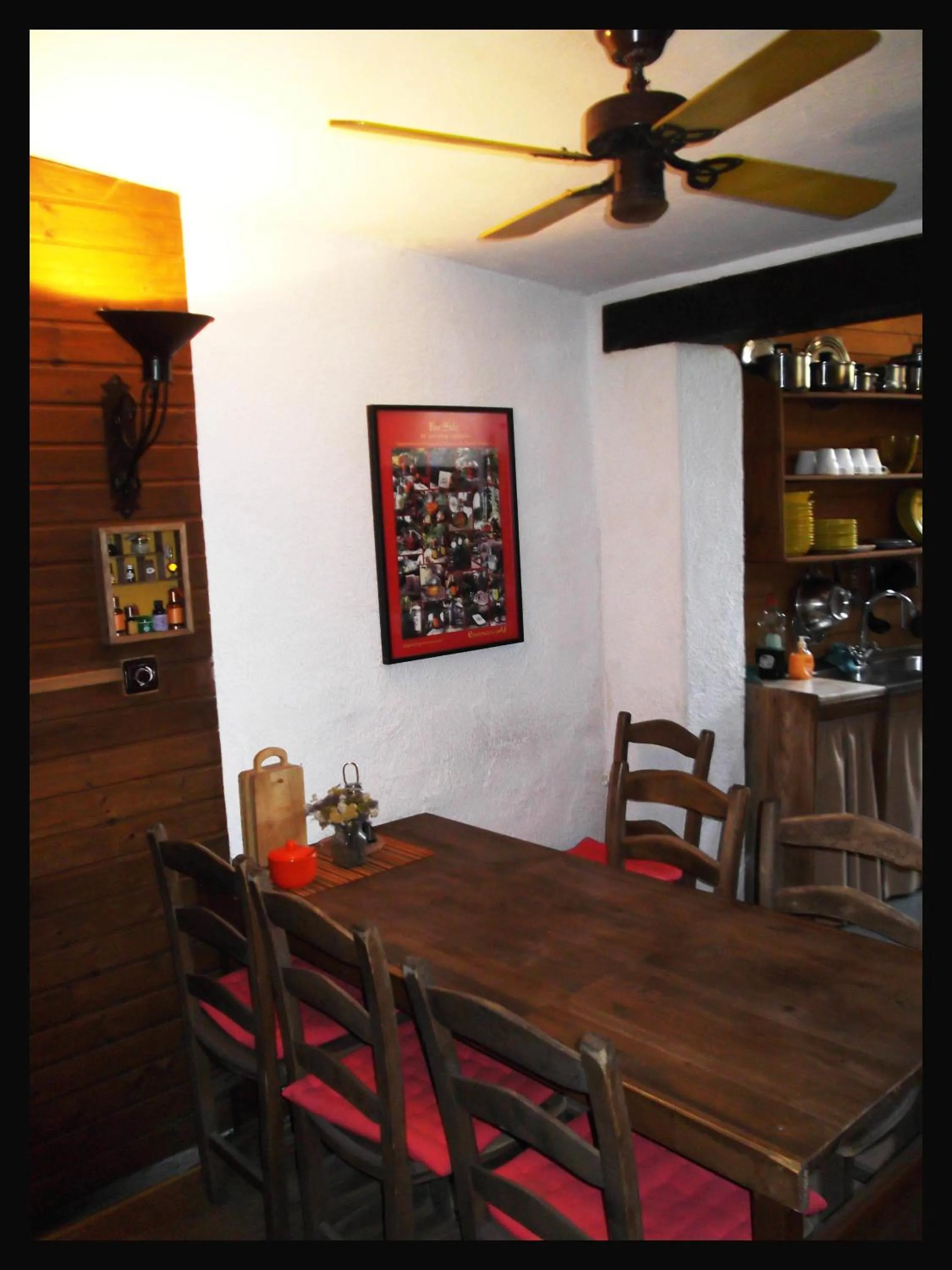 Communal kitchen in Fundalucia Guesthouse