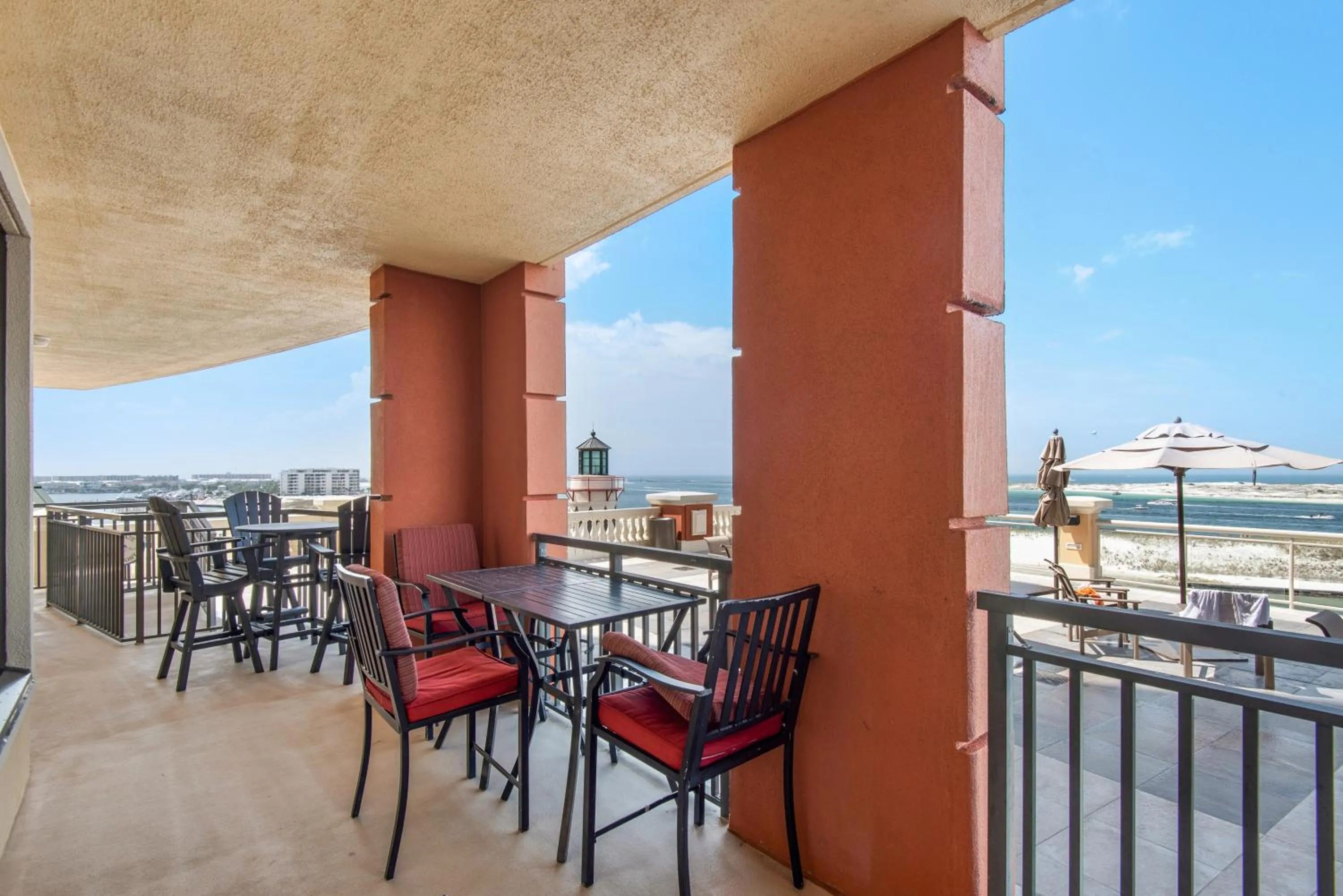 Bright, Corner Unit With Incredible Gulf And Sunset Views!