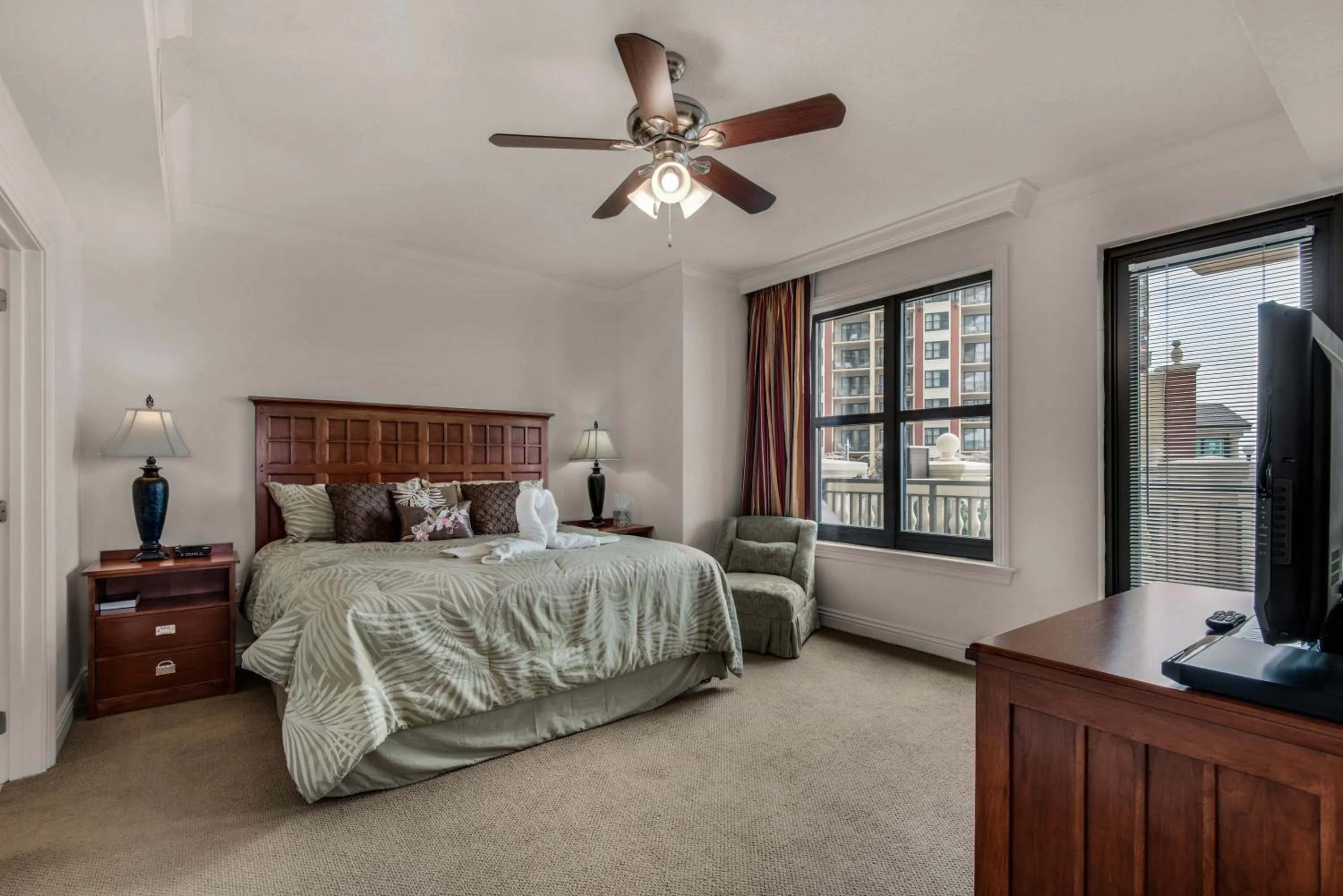 Bed in Bright, Corner Unit With Incredible Gulf And Sunset Views!