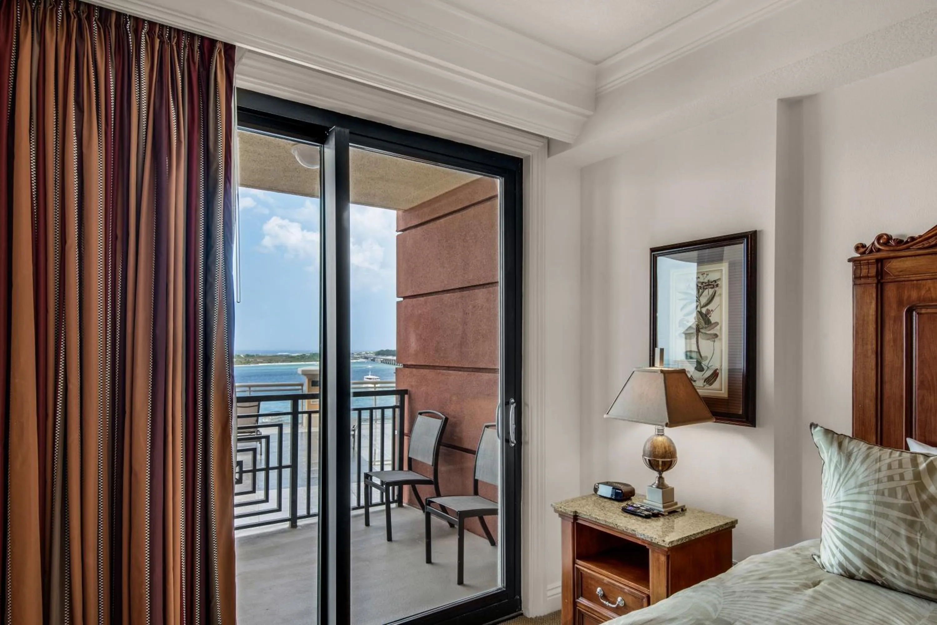 Bed in Bright, Corner Unit With Incredible Gulf And Sunset Views!
