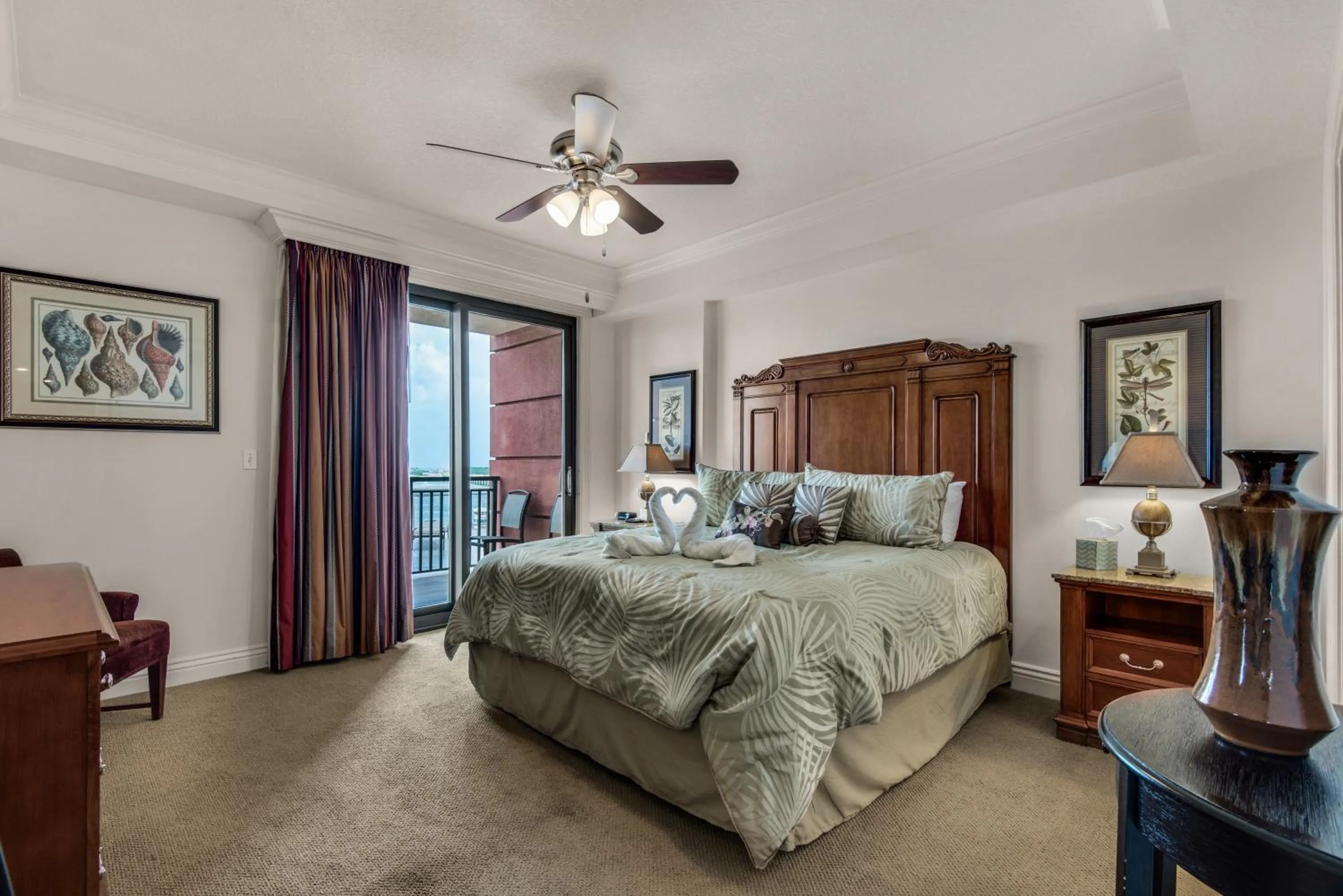 Bed in Bright, Corner Unit With Incredible Gulf And Sunset Views!