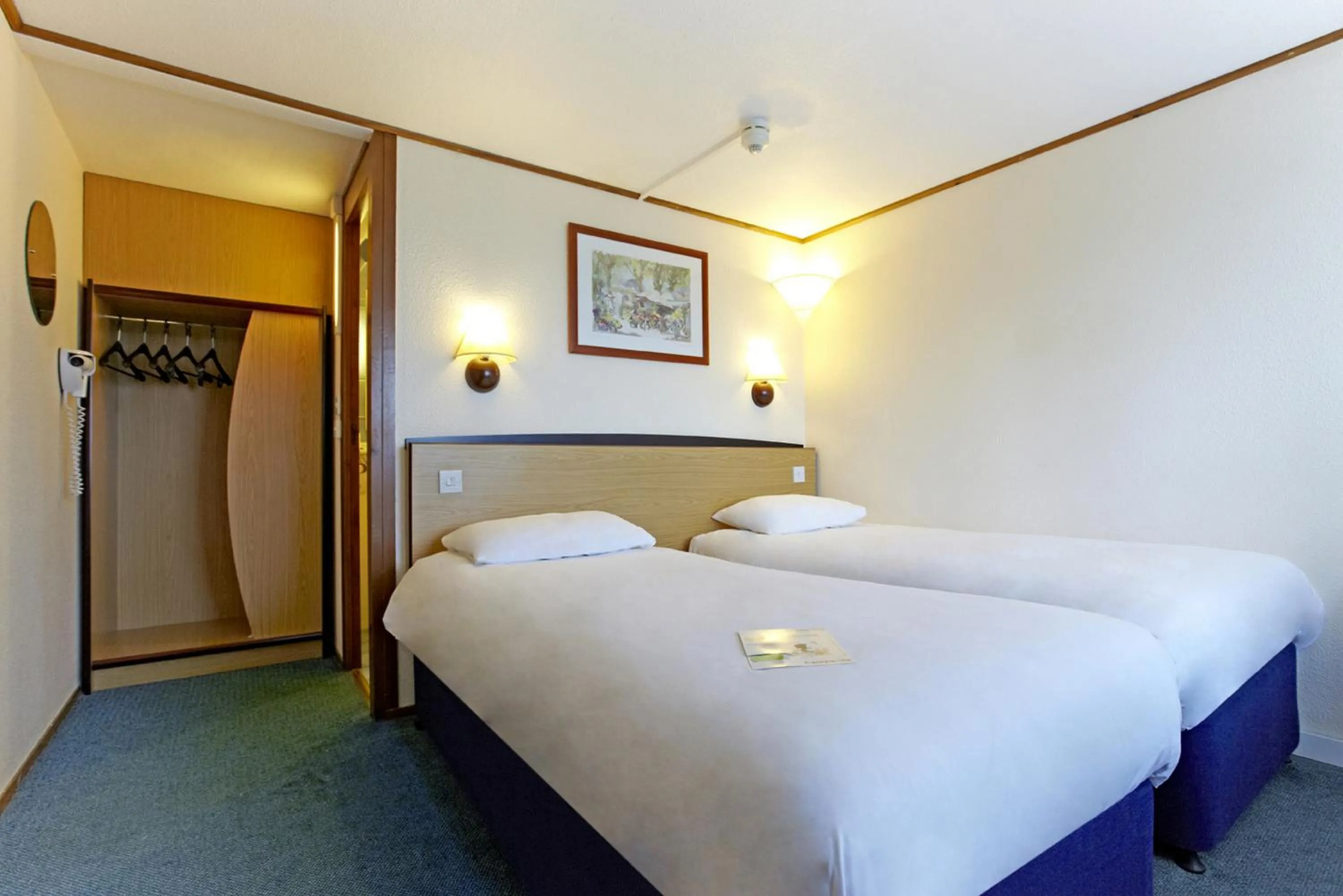 Photo of the whole room, Bed in The Crossway Hotel, Coventry South, Part of the AG Collection