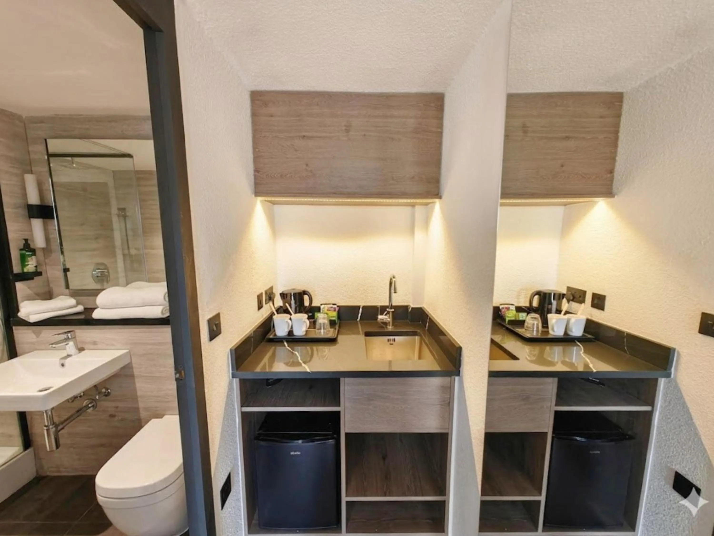 Bathroom in The Crossway Hotel, Coventry South, Part of the AG Collection