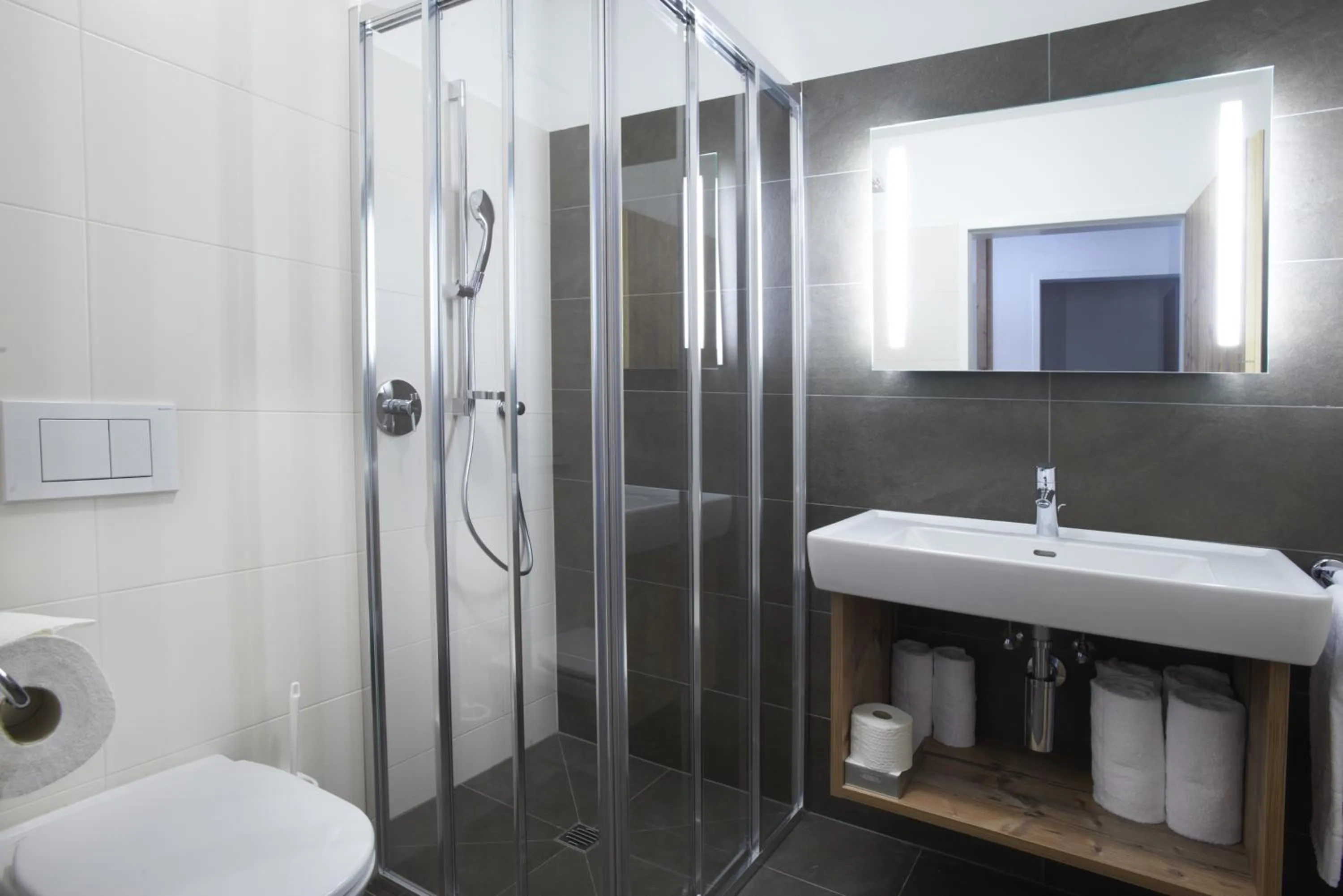 Shower in Ski & Golf Suites Zell am See by Alpin Rentals