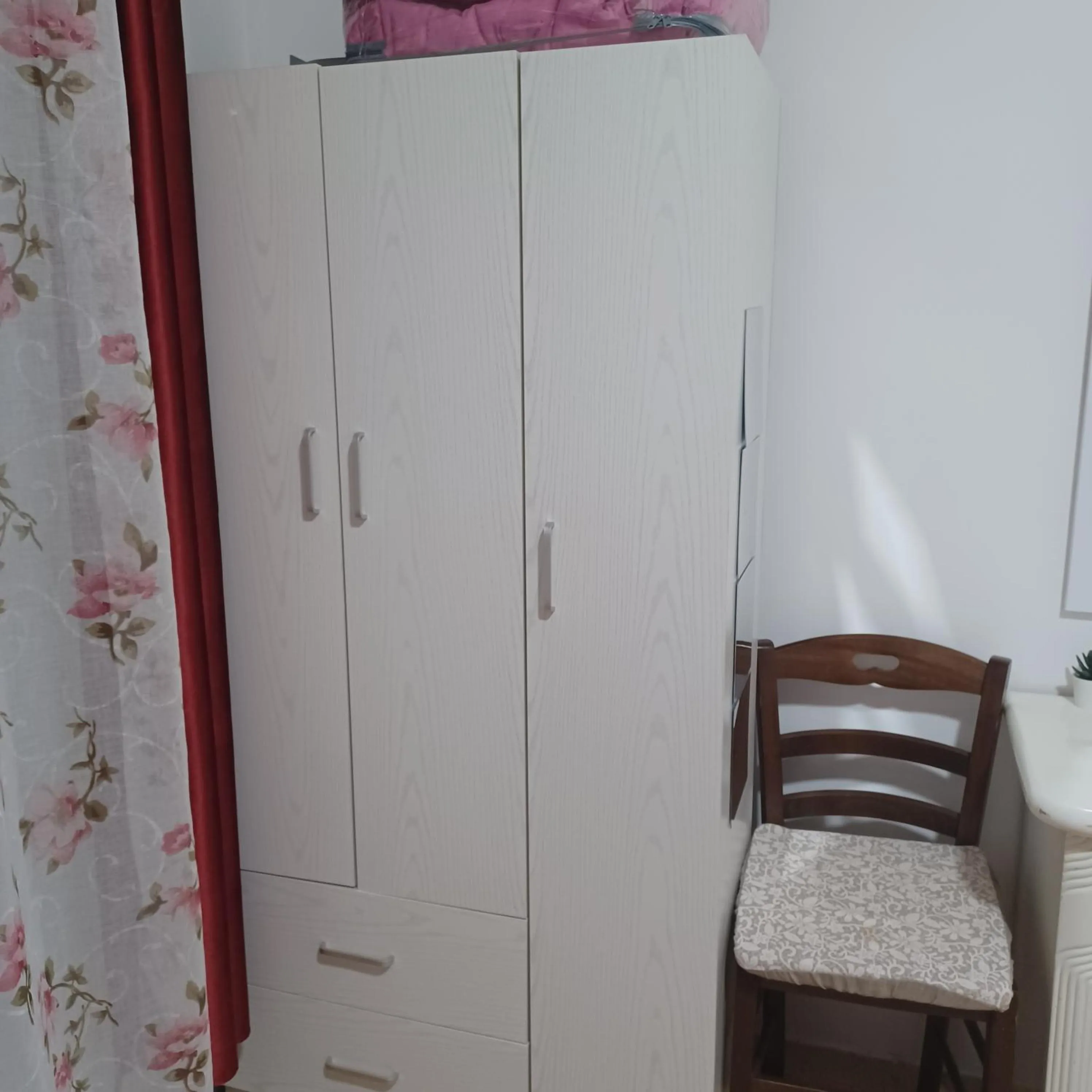 wardrobe in B&B Appartamenti NAPOLI