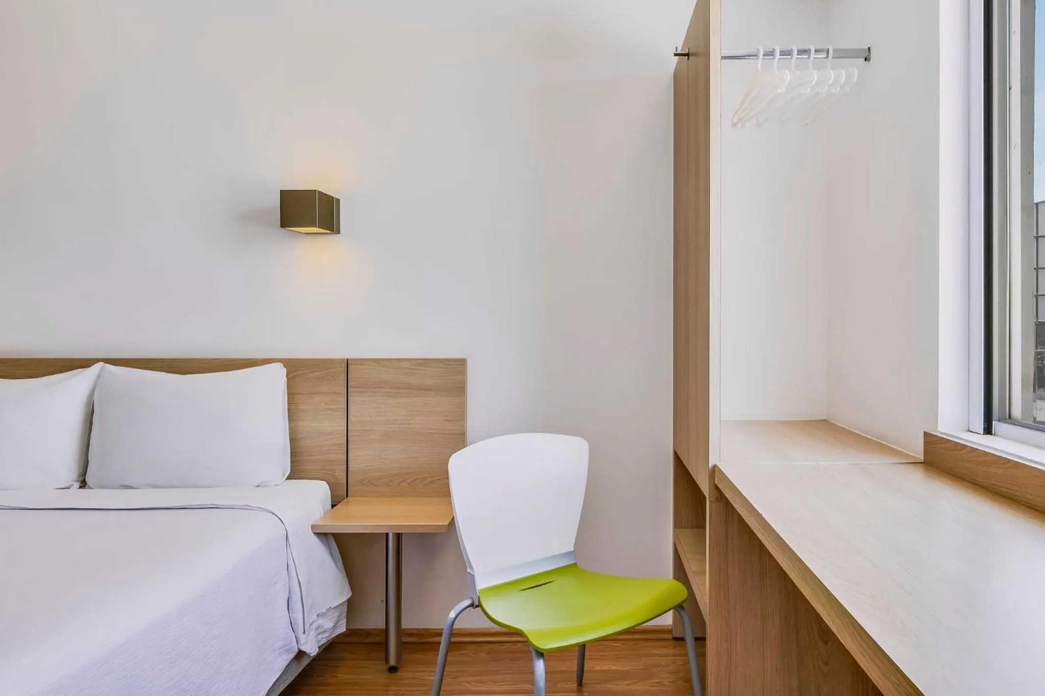 Bedroom, Bed in One Leon Poliforum