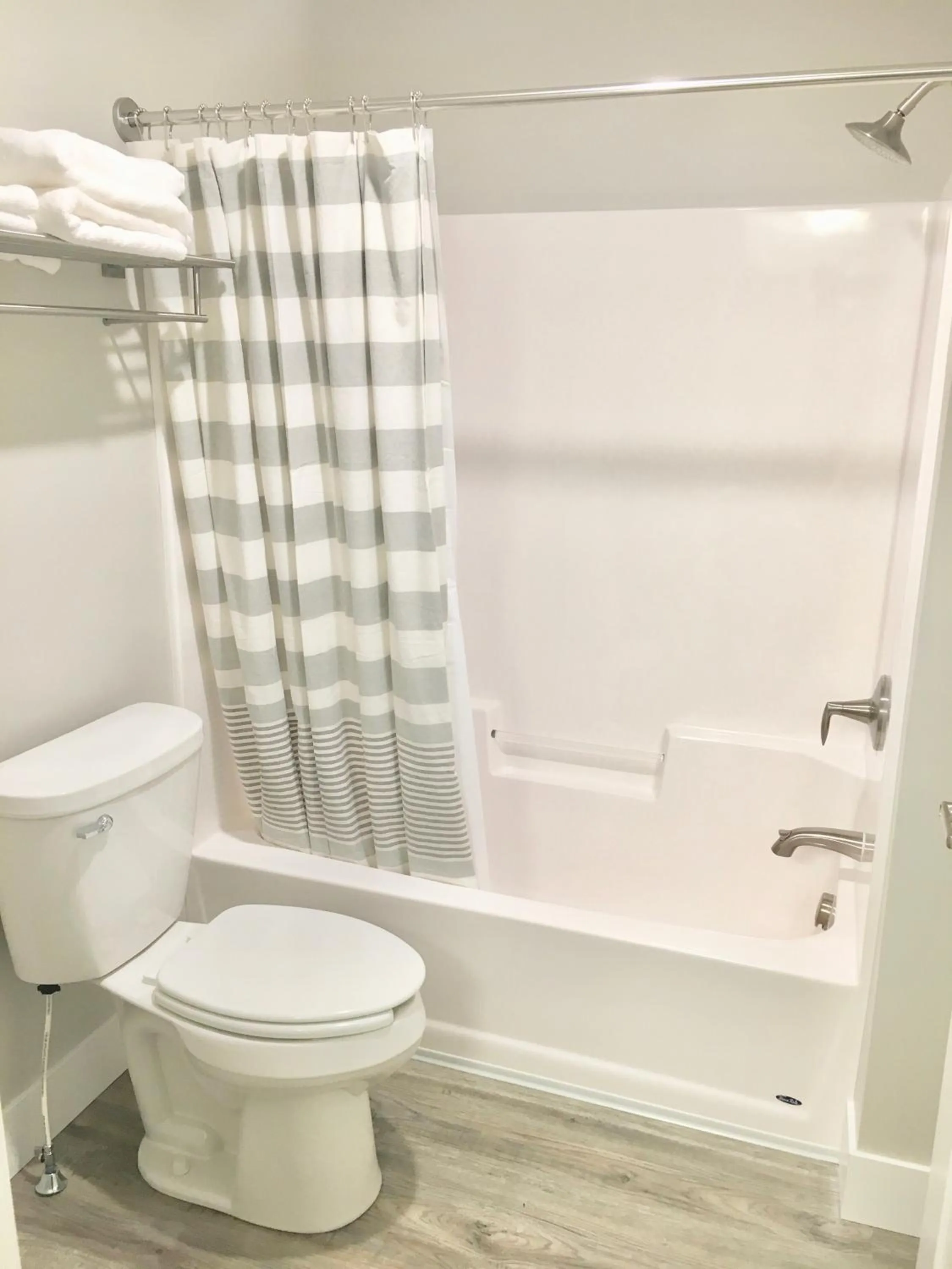 Empire Lakeshore Inn