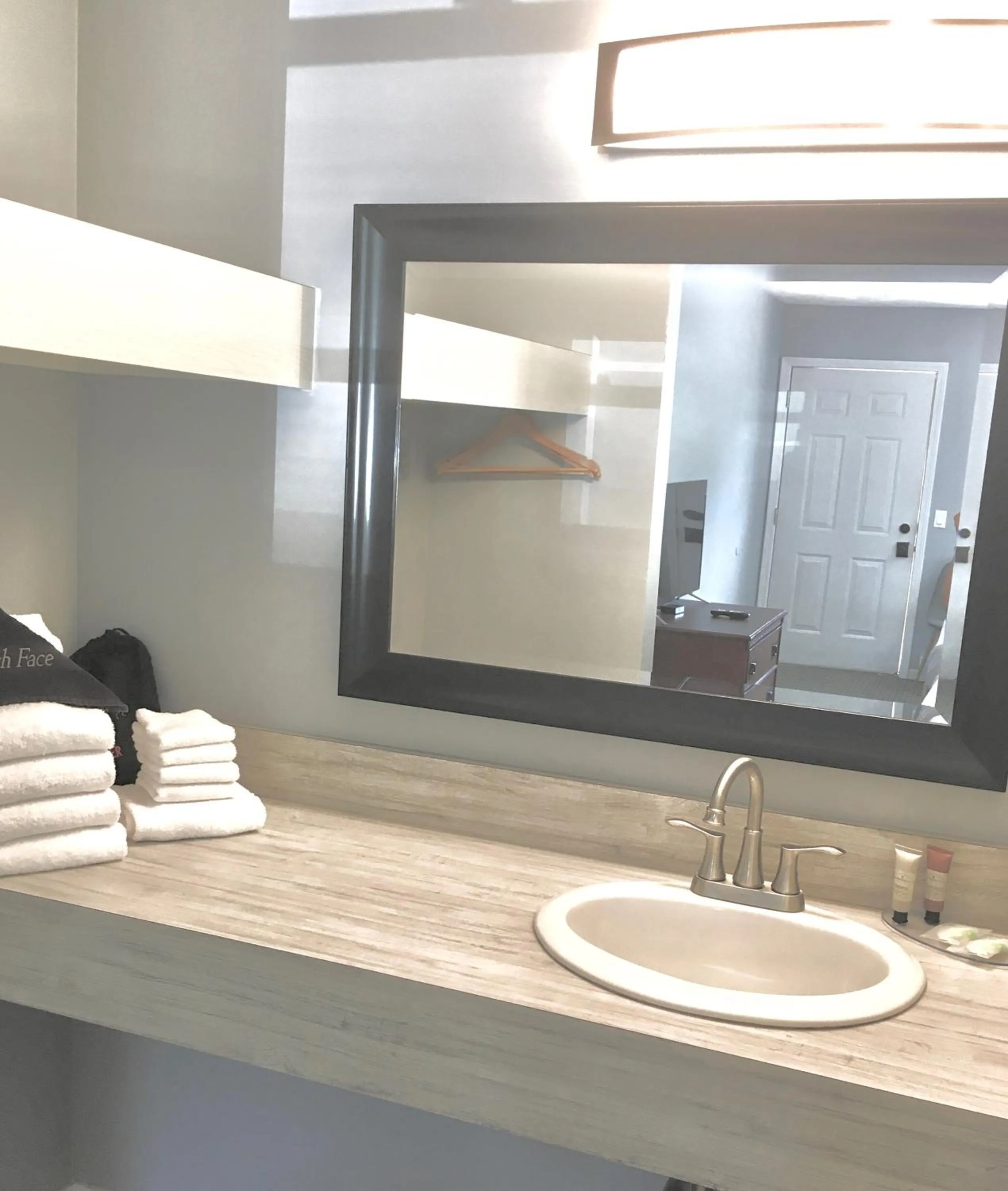 Empire Lakeshore Inn