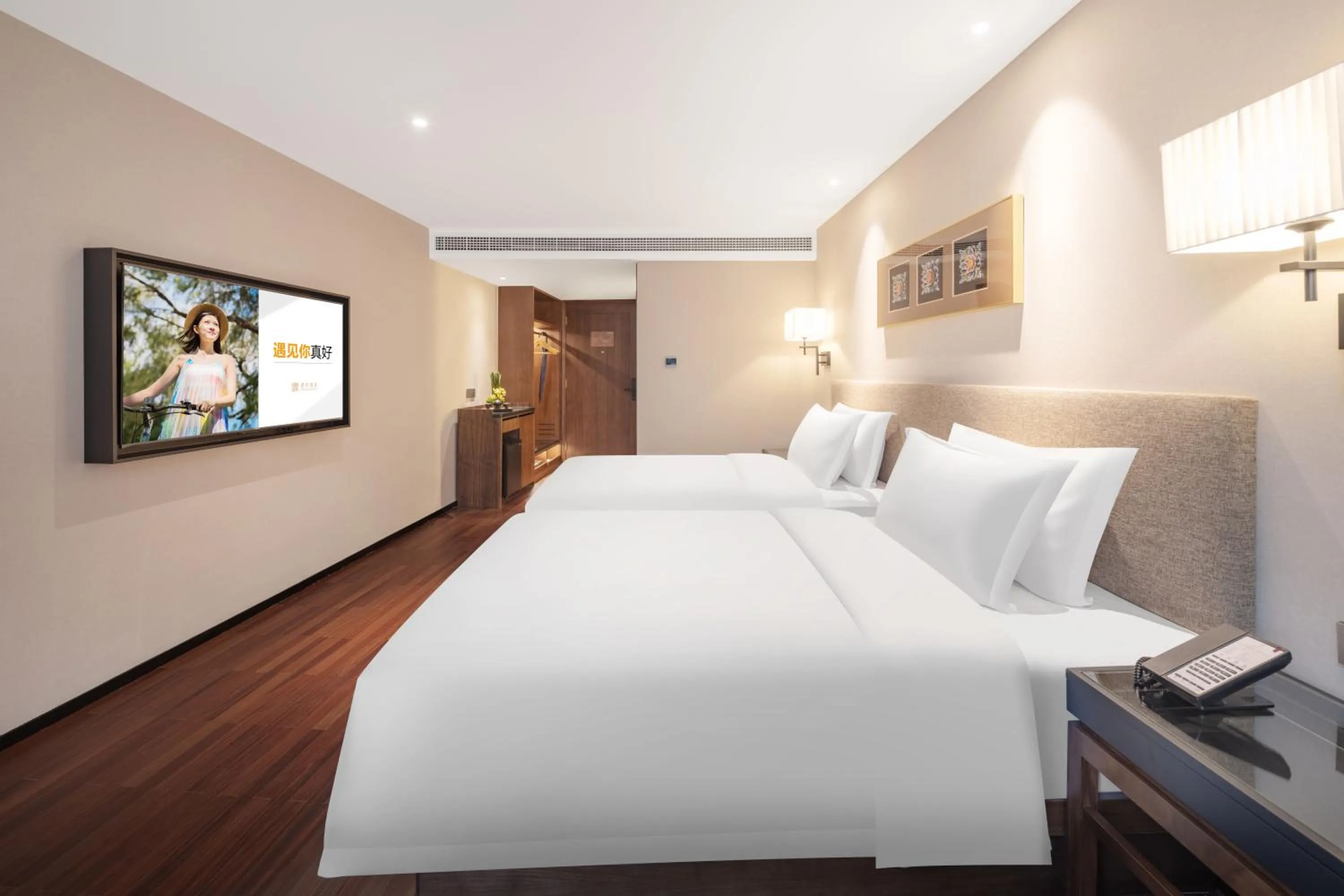 Photo of the whole room, Bed in SSAW Boutique Hotel Chongqing Jiefangbei