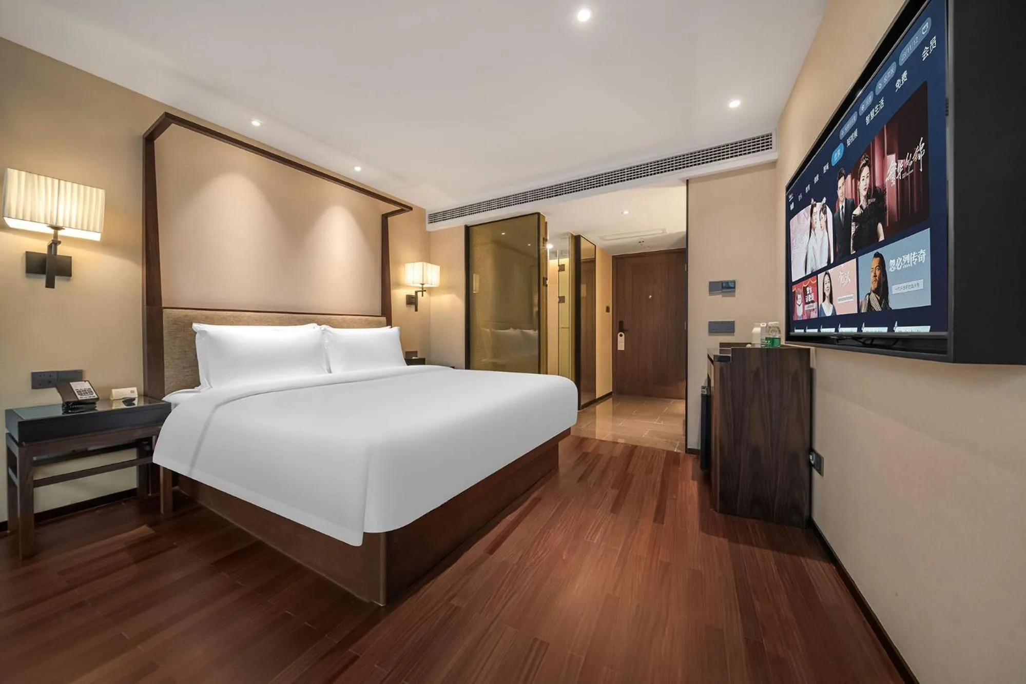 Photo of the whole room, Bed in SSAW Boutique Hotel Chongqing Jiefangbei