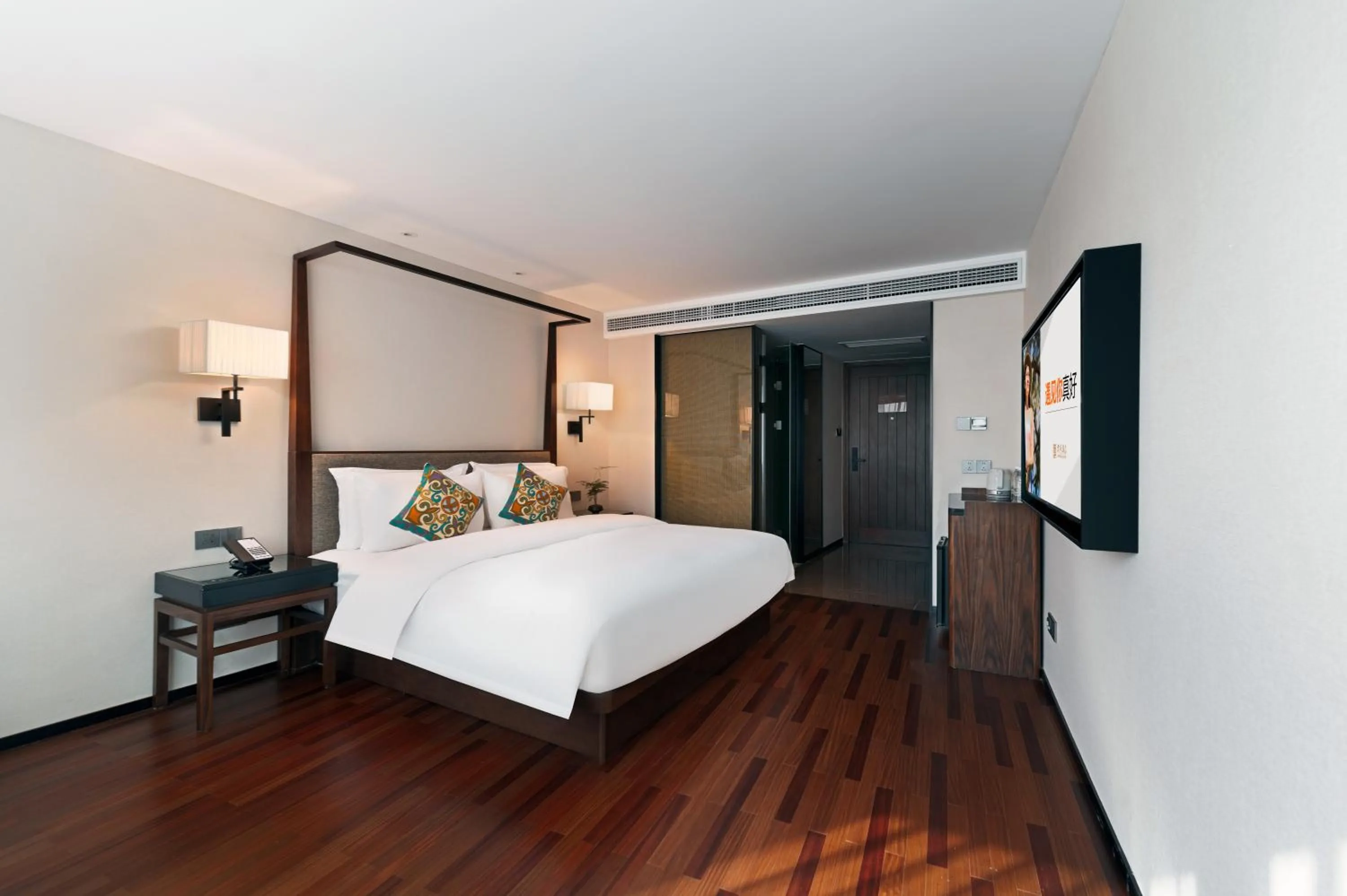 Photo of the whole room, Bed in SSAW Boutique Hotel Chongqing Jiefangbei
