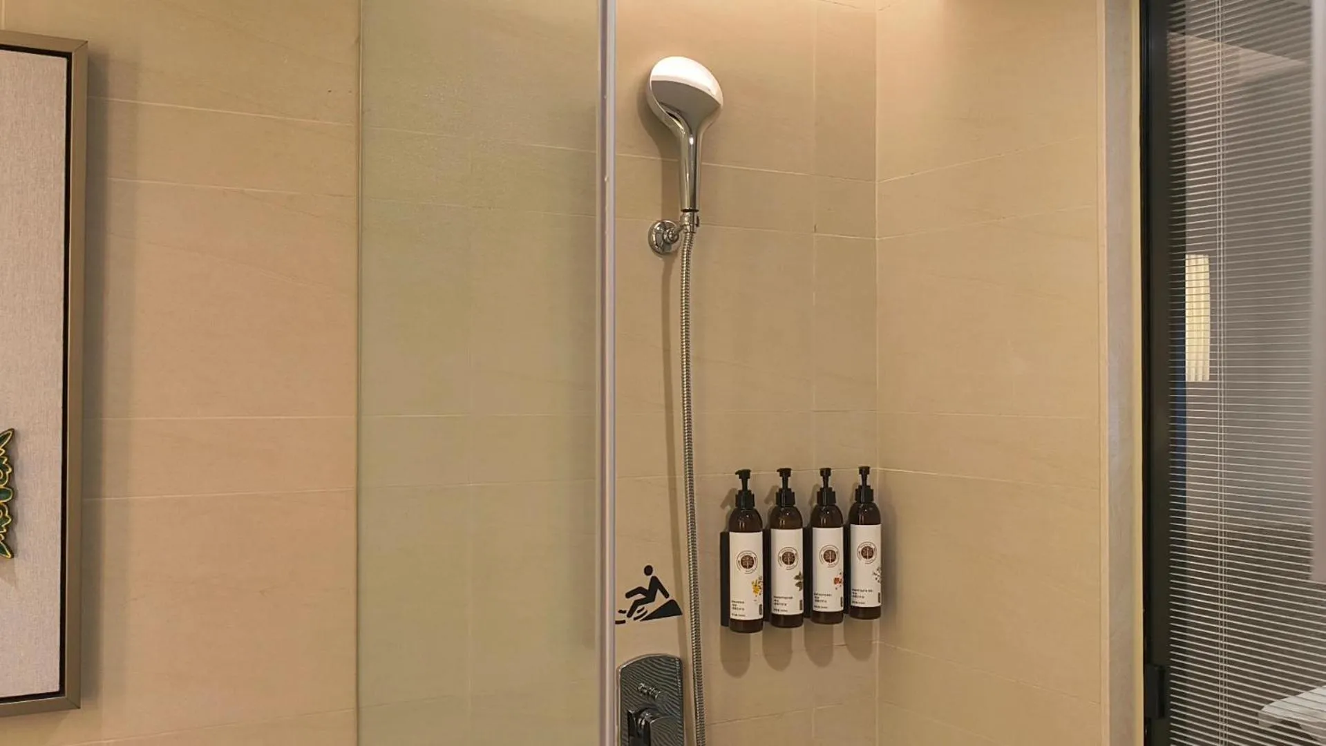 Shower in SSAW Boutique Hotel Chongqing Jiefangbei