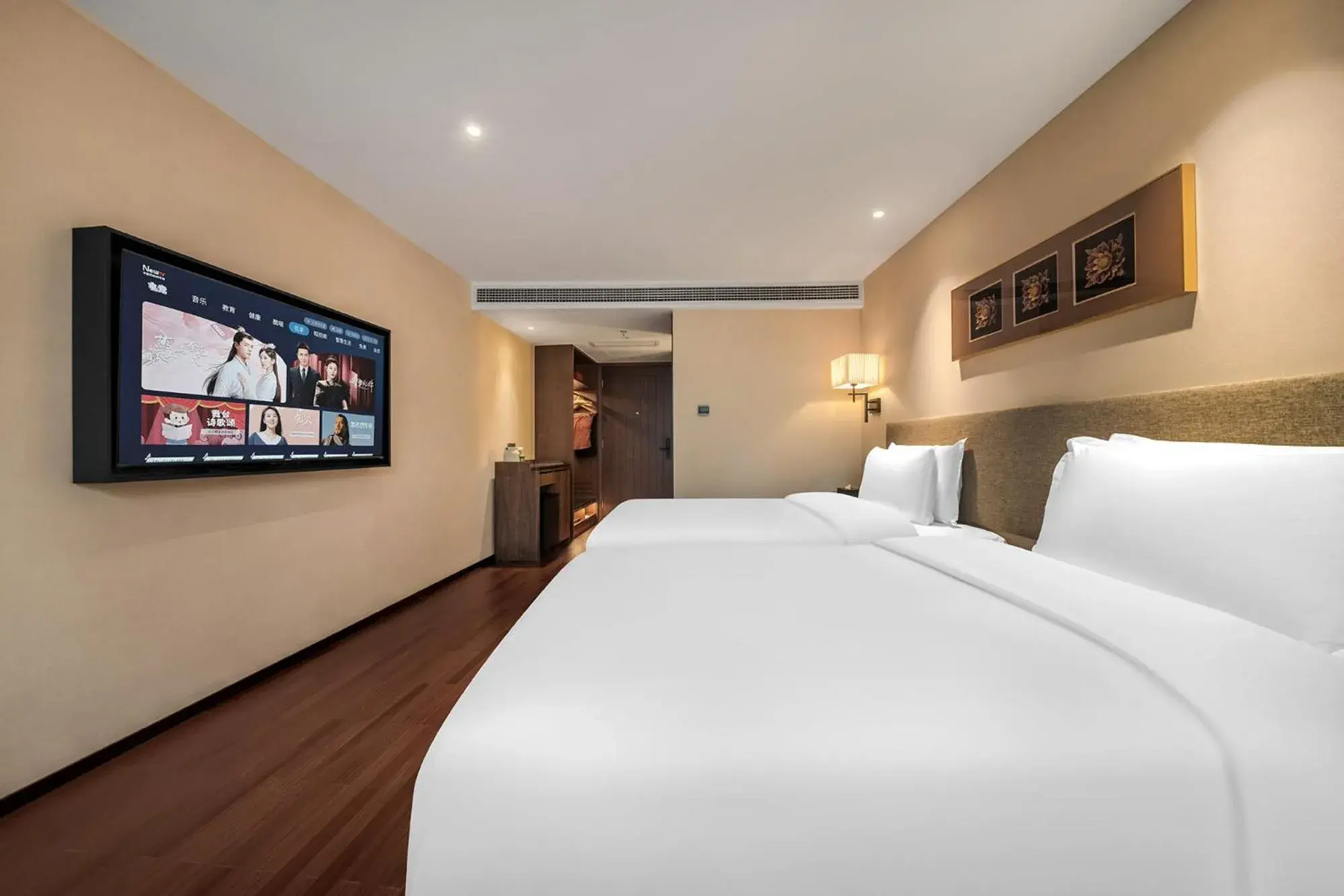 Four Seasons View Twin Room in SSAW Boutique Hotel Chongqing Jiefangbei Four Seasons View Twin Room in SSAW Boutique Hotel Chongqing Jiefangbei