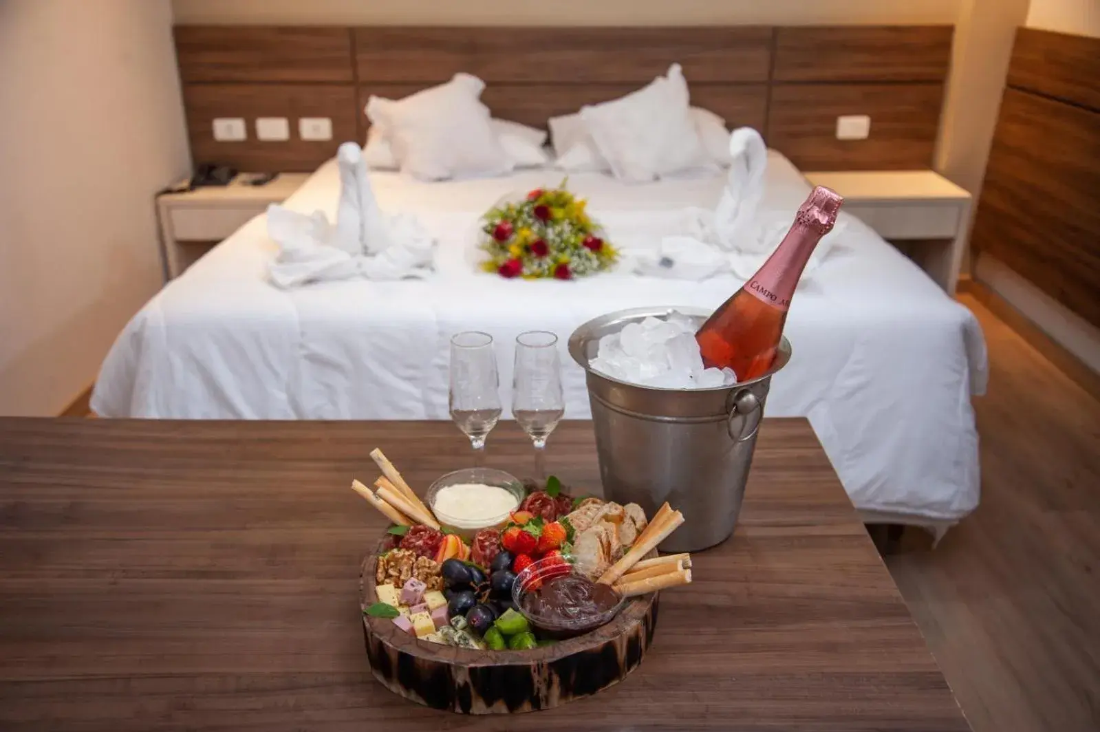 Suite with Spa Bath - single occupancy in London Hotel Londrina Suite with Spa Bath - single occupancy in London Hotel Londrina