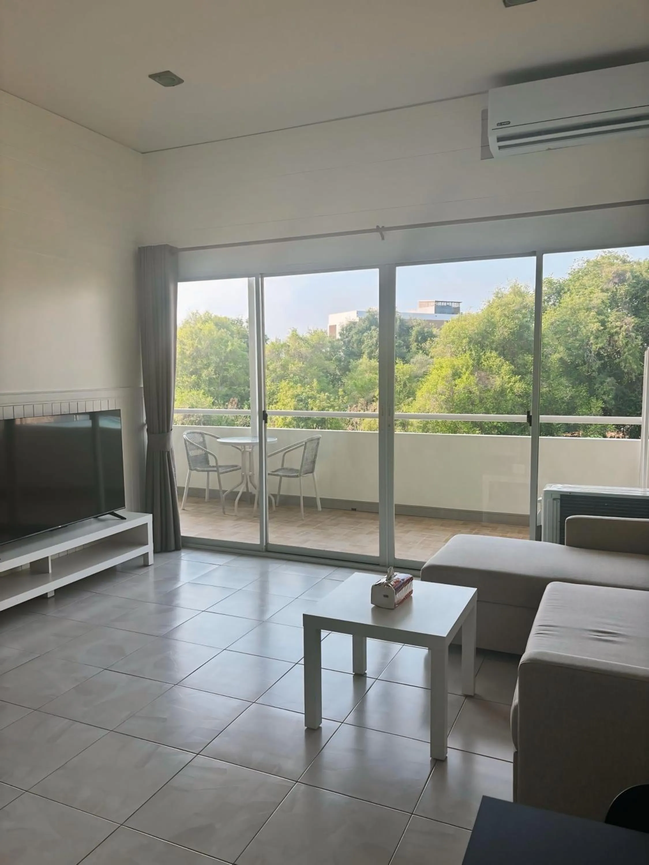 Communal lounge/ TV room in Luna Hut Resort