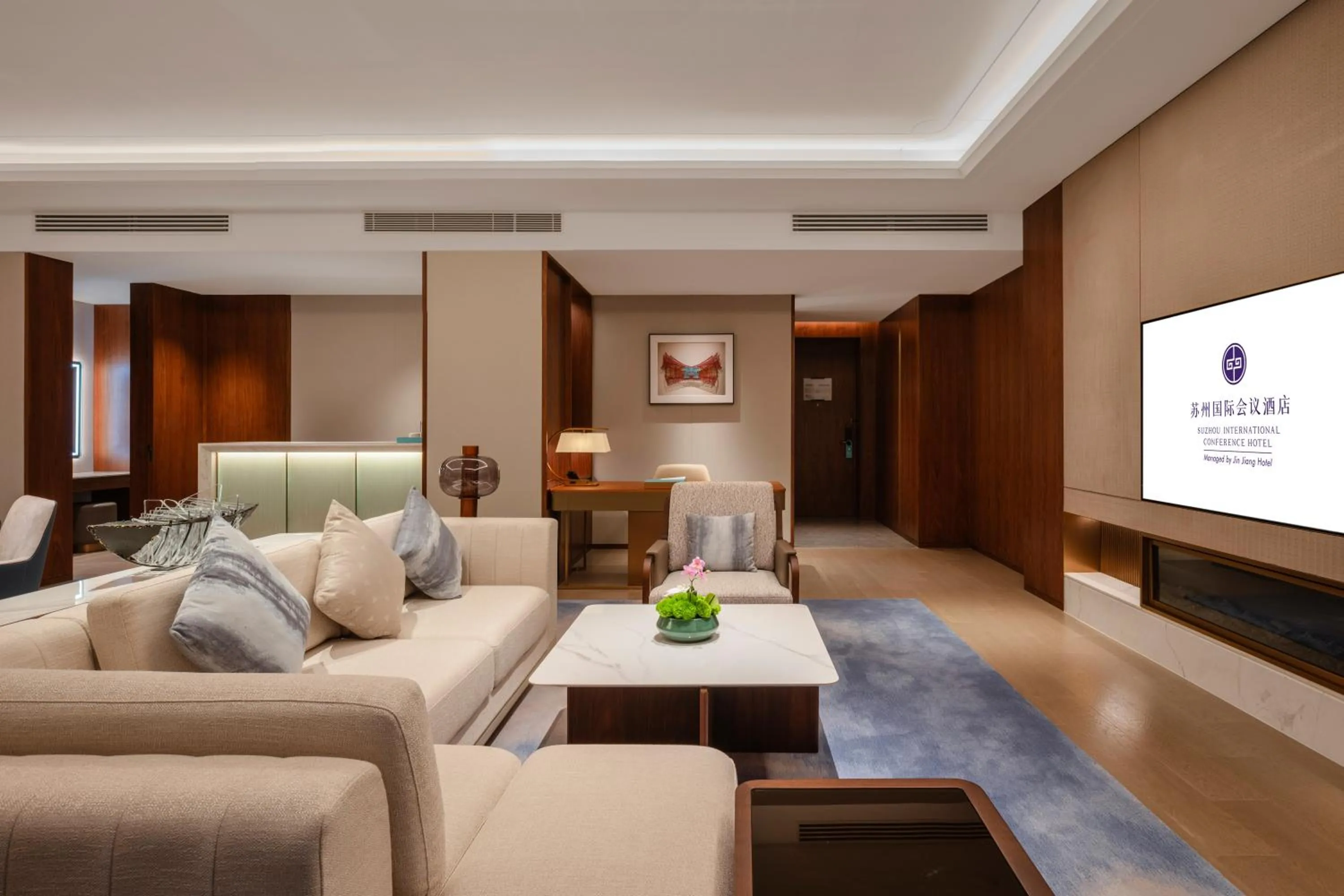 Communal lounge/ TV room in Suzhou International Conference Hotel