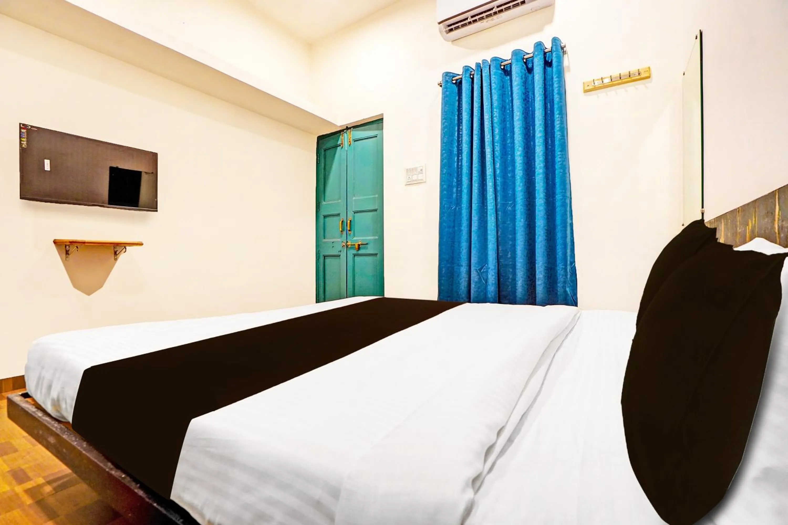 Bedroom, Bed in Hotel O THE VANTAGE INN