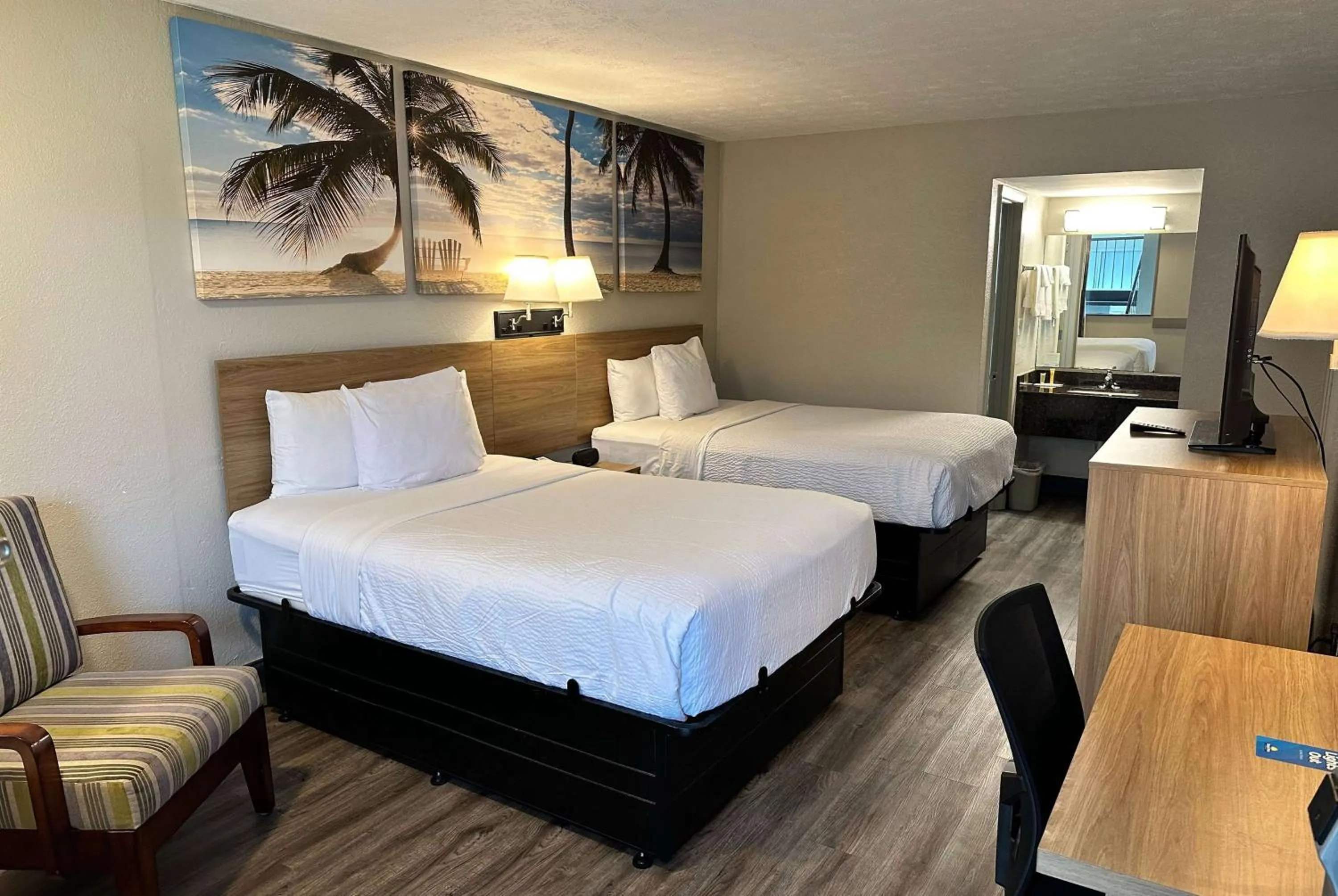 Photo of the whole room, Bed in Days Inn by Wyndham St Augustine I-95-Outlet Mall
